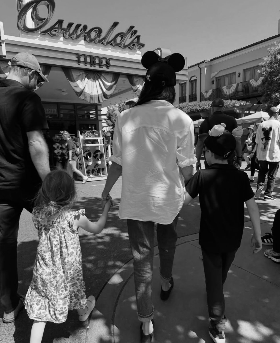 bestofhandm's tweet photo. do you remember sussexes’ first pic as a family of four? these are them now 🥹🤍 
times is flying too fast https://t.co/Gseofkv9w8