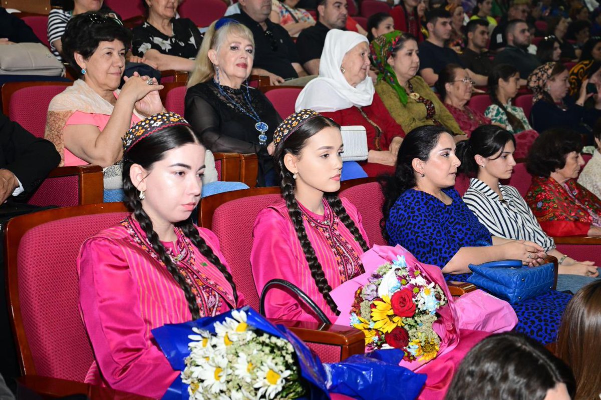 culture_gov_az's tweet photo. 5-7 iyun tarixlərində Türkmənistanda keçirilən Azərbaycan Mədəniyyəti Günlərinə Dövlət Rəqs Ansamblının möhtəşəm konserti ilə yekun vurulub.

#Azərbaycan #MədəniyyətNazirliyi #mədəniyyət https://t.co/qphaGm3Q6X