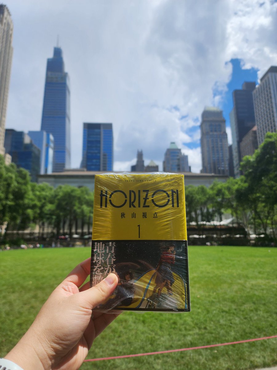 cutphish's tweet photo. Took a trip to @KinokuniyaUSA NYC just to snag Horizon by @shiten_room sensei. No regrets. 📚🙌

#HorizonManga #Horizon #TheHorizon #Manga #MangaCollection #MangaHaul #KinokuniyaNYC #MangaCollector https://t.co/UOyPjphnAA