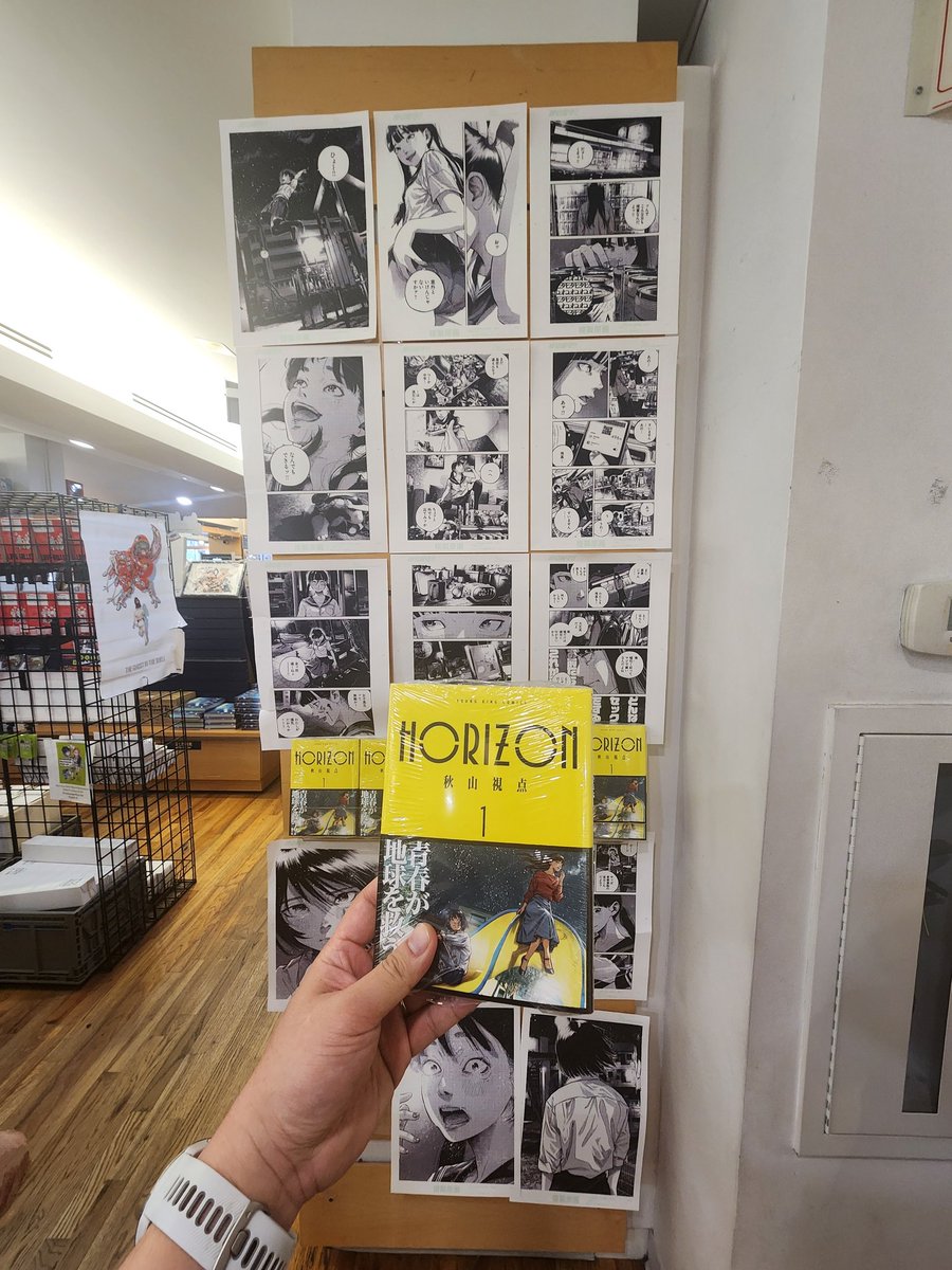 cutphish's tweet photo. Took a trip to @KinokuniyaUSA NYC just to snag Horizon by @shiten_room sensei. No regrets. 📚🙌

#HorizonManga #Horizon #TheHorizon #Manga #MangaCollection #MangaHaul #KinokuniyaNYC #MangaCollector https://t.co/UOyPjphnAA