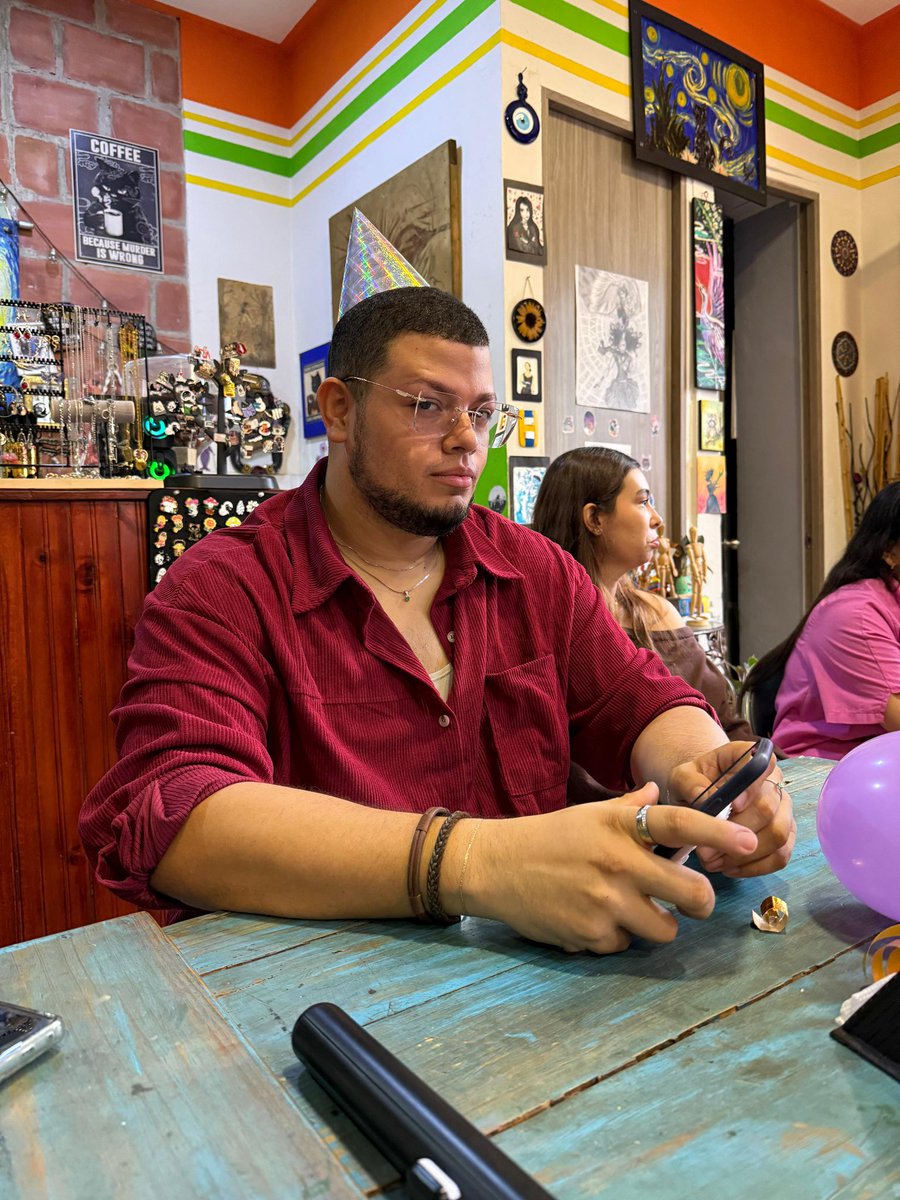 bryanlmurillo's tweet photo. Como los juzgo cuando no se leer el libro del club de lectura 🤨 https://t.co/OZQU22OETM