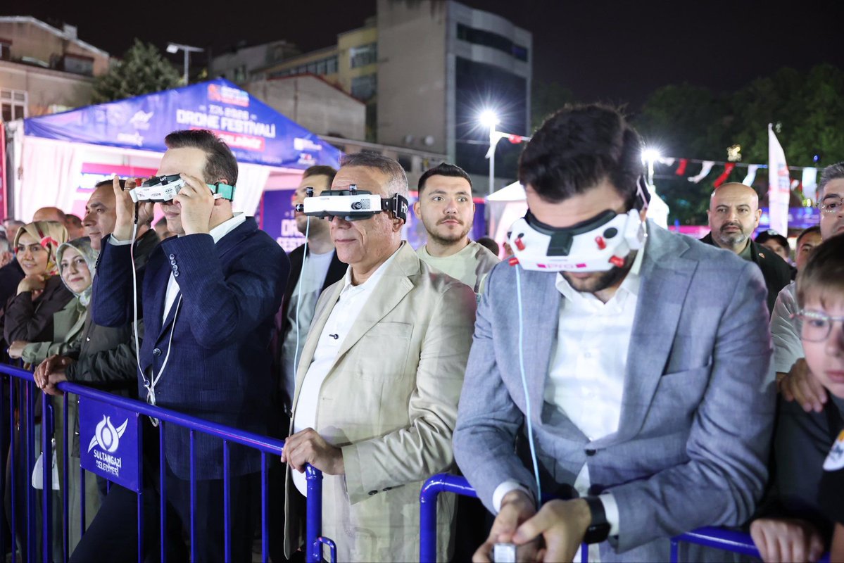 nevzatyucetr's tweet photo. Genel Merkez Gençlik Kolları Başkanımız Sn. @avyusufibis ve Sultangazi Belediye Başkanımız Sn. @avadursun ile birlikte, Sultangazi Drone Festivali Finali’nde yetenekli genç kardeşlerimizle bir araya geldik. 🙌🏼

Gençlerimize bu güzel imkânı sunan Sultangazi Belediyemize ve coşkusuyla alanı dolduran tüm genç arkadaşlarımıza teşekkür ediyorum. 👏🏼