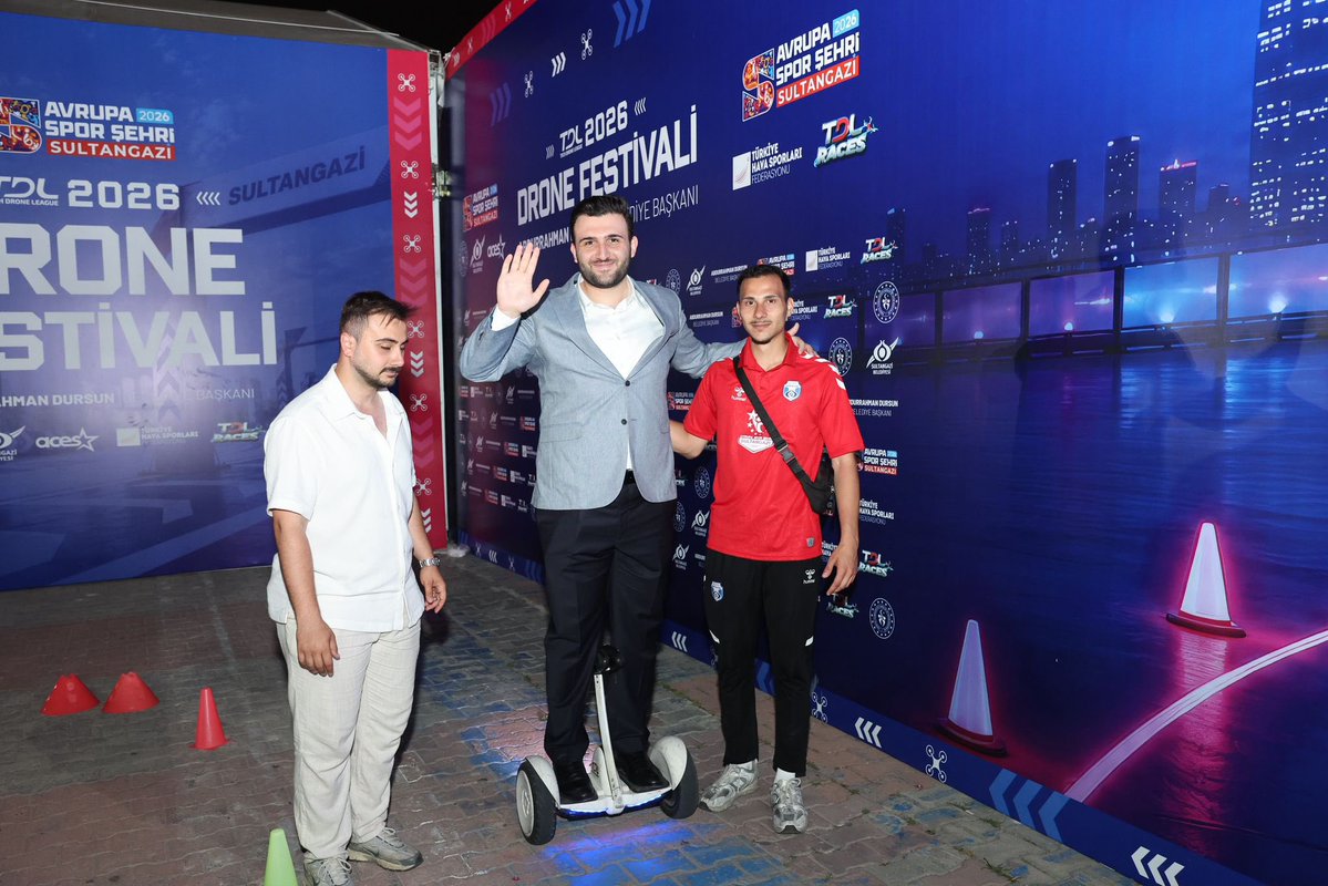 nevzatyucetr's tweet photo. Genel Merkez Gençlik Kolları Başkanımız Sn. @avyusufibis ve Sultangazi Belediye Başkanımız Sn. @avadursun ile birlikte, Sultangazi Drone Festivali Finali’nde yetenekli genç kardeşlerimizle bir araya geldik. 🙌🏼

Gençlerimize bu güzel imkânı sunan Sultangazi Belediyemize ve coşkusuyla alanı dolduran tüm genç arkadaşlarımıza teşekkür ediyorum. 👏🏼