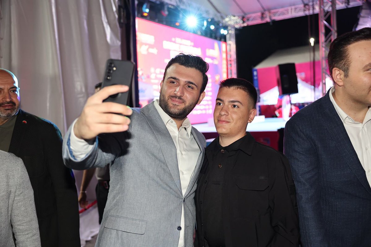 nevzatyucetr's tweet photo. Genel Merkez Gençlik Kolları Başkanımız Sn. @avyusufibis ve Sultangazi Belediye Başkanımız Sn. @avadursun ile birlikte, Sultangazi Drone Festivali Finali’nde yetenekli genç kardeşlerimizle bir araya geldik. 🙌🏼

Gençlerimize bu güzel imkânı sunan Sultangazi Belediyemize ve coşkusuyla alanı dolduran tüm genç arkadaşlarımıza teşekkür ediyorum. 👏🏼
