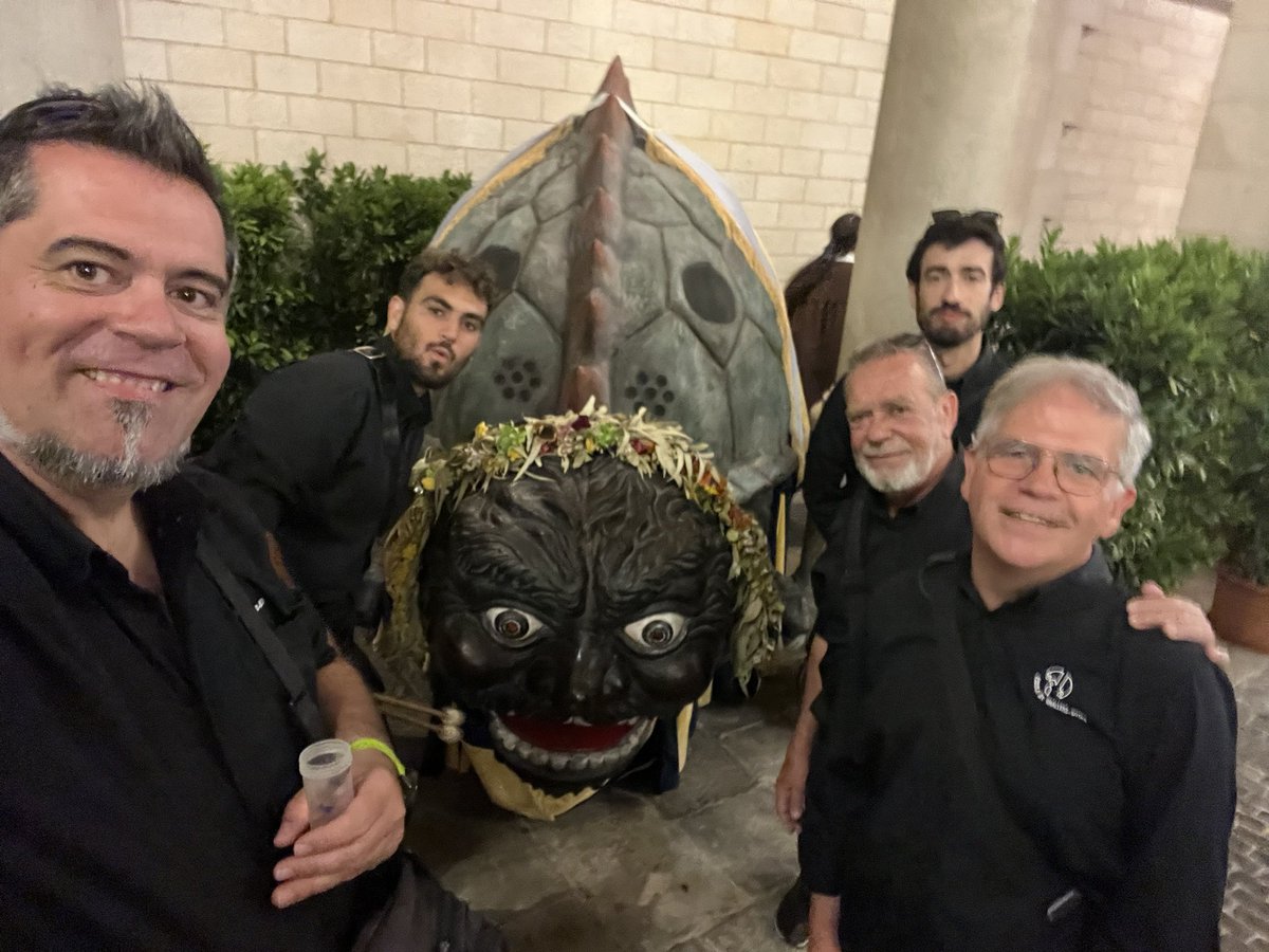 dinapontus's tweet photo. Aquesta tarda hem participat al seguici tradicional  de la processó de Corpus de Barcelona acompanyant la @tarascabcn #gralla #corpus #timbal #tradicions #dinapontusenruta https://t.co/PXYh1cM2DW