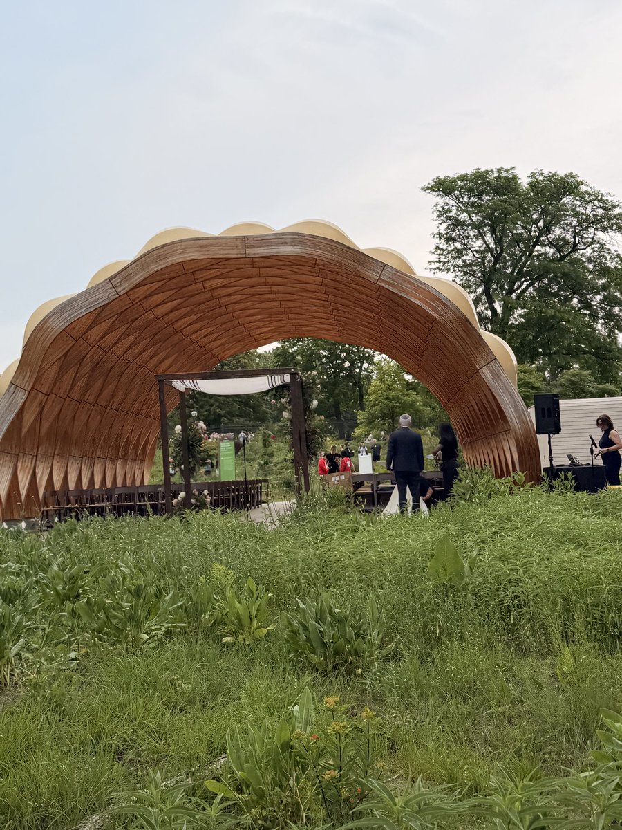 AshleeTArtist's tweet photo. Thousands of trainers at Lincoln Park and theres a wedding😭😂 huge wedding party 😭 https://t.co/t6DoimecAR