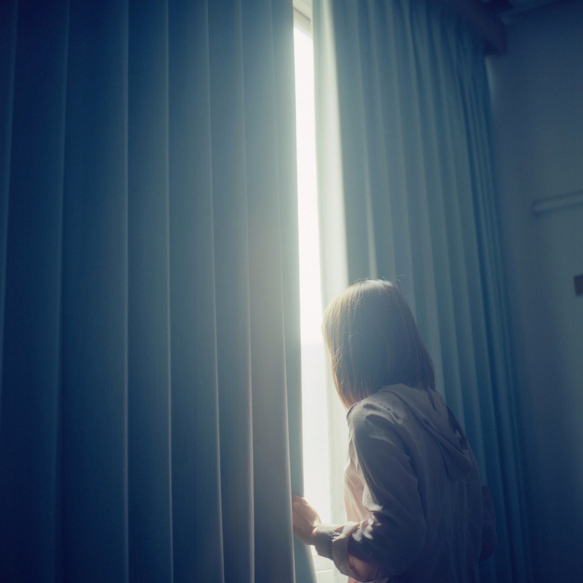 LarissaVerhoeve's tweet photo. [Mid-week slump has me glued to the office window, watching the world outside. Coffee’s cold, to-do list’s long, but this 5-minute break is non-negotiable ]， https://t.co/Fos6uL5y8T