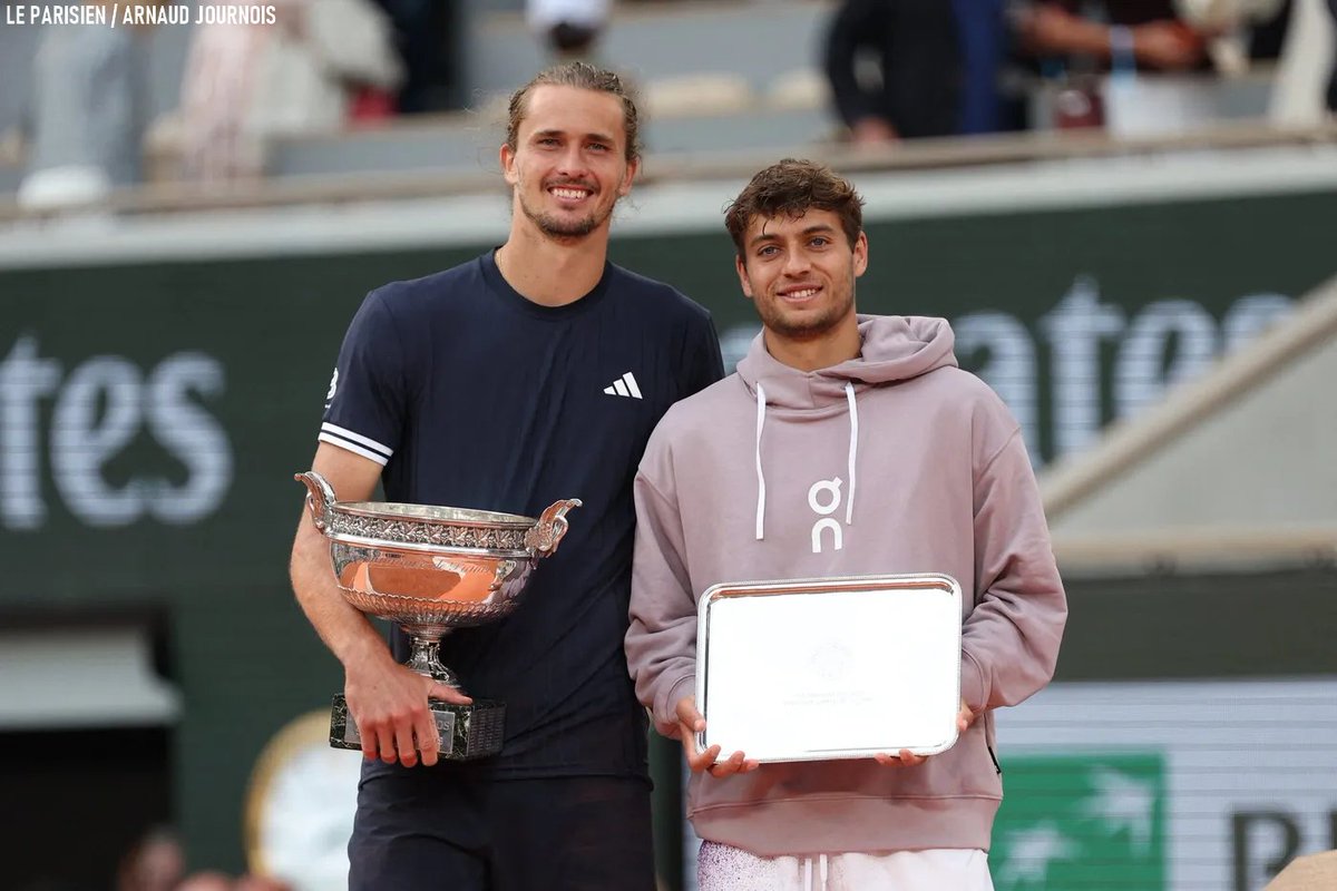 JeuSetMaths's tweet photo. 📊 Pour la 1re fois depuis 38 ans, un joueur a remporté Roland-Garros sans avoir affronté un seul membre du Top 10 sur son parcours :

🎾 1988 : Mats Wilander 🇸🇪
▪️ 1/64 vs Cihak (N°113)
▪️ 1/32 vs Yunis (N°96)
▪️ 1/16 vs Zivojinovic (N°25)
▪️ 1/8 vs Agenor (N°30)
▪️ 1/4 vs E. Sanchez (N°15)
▪️ 1/2 vs Agassi (N°11)
▪️ Finale vs Leconte (N°14)

🎾 2026 : Alexander Zverev 🇩🇪
▪️ 1/64 vs Bonzi (N°95)
▪️ 1/32 vs Machac (N°43)
▪️ 1/16 vs Halys (N°90)
▪️ 1/8 vs De Jong (N°106)
▪️ 1/4 vs Jodar (N°29)
▪️ 1/2 vs Mensik (N°27)
▪️ Finale vs Cobolli (N°14)

✍️ Tous Grands Chelems confondus, c'est une première depuis le titre de Novak Djokovic à Wimbledon en 2022 :
▪️ 1/64 vs Kwon (N°81)
▪️ 1/32 vs Kokkinakis (N°79)
▪️ 1/16 vs Kecmanovic (N°30)
▪️ 1/8 vs Van Rijthoven (N°104)
▪️ 1/4 vs Sinner (N°13)
▪️ 1/2 vs Norrie (N°12)
▪️ Finale vs Kyrgios (N°40)