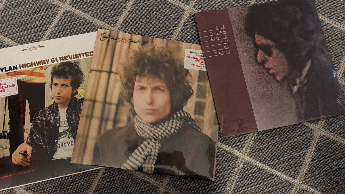 gr4cejuiceblues's tweet photo. first records!!! https://t.co/CEFaaK5GNt
