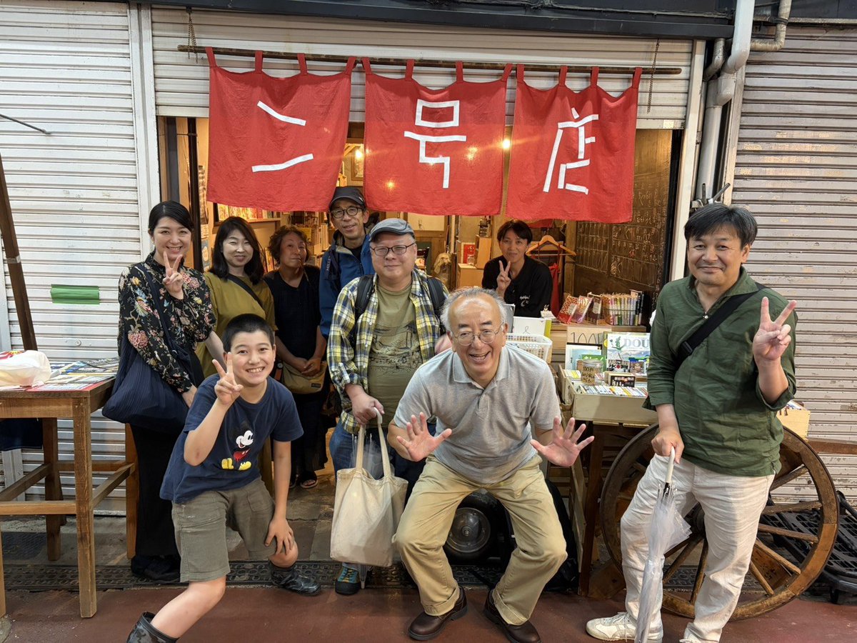 kawasusu's tweet photo. 昨日は尼崎市杭瀬の〈二号店〉でトーク。杭瀬中市場は風情も店も素晴らしい。豆腐屋〈宮島庵〉の厚揚げを買って、寄宿先で焼いてもらって食べたら美味すぎて感動した。近くの商店街の定食屋〈駒川〉のとんかつ定食も旨い。トークの参加者に岡崎武志さんの従姉妹の方がいらして驚く。 https://t.co/1xSN5H2px7