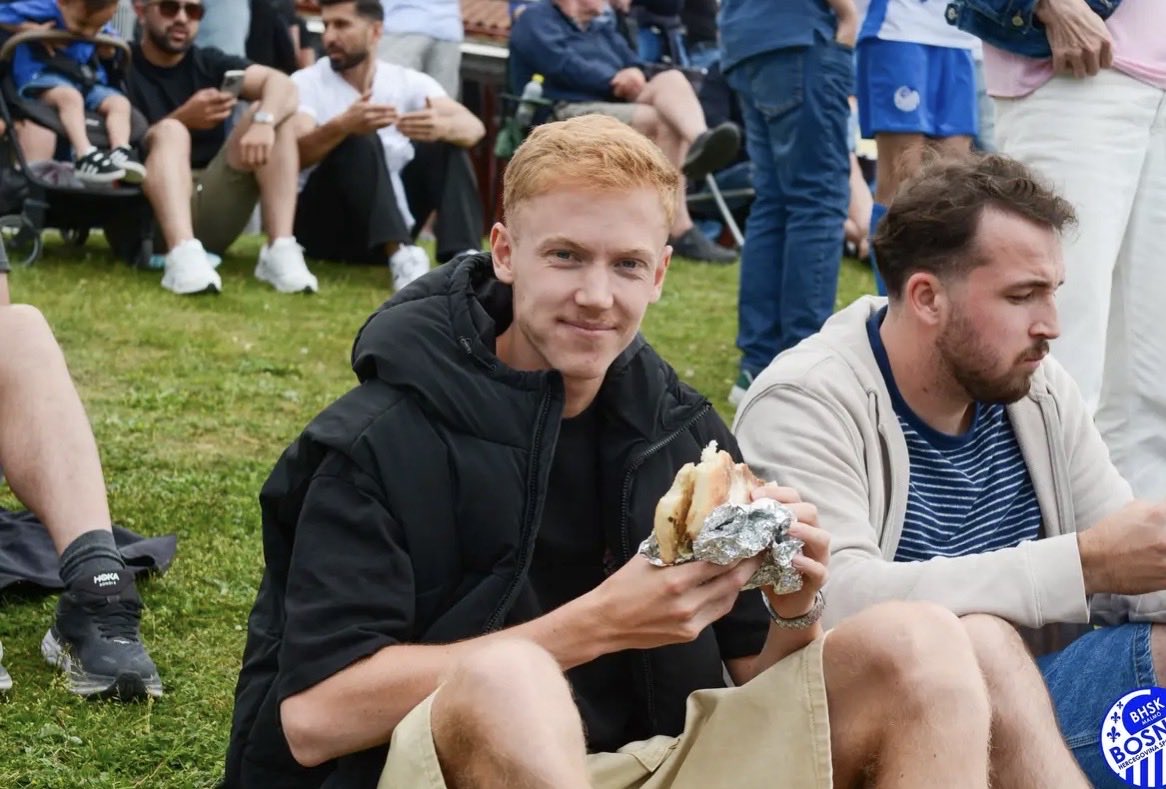 Gripen1910's tweet photo. Hur kan man inte älska Hugo Larsson? Blir inte uttagen till VM, åker hem till Malmö, sätter sig på gräsmattan med en cevapi och kollar på division 3‑fotboll när Bosna spelar https://t.co/08rxves7jk