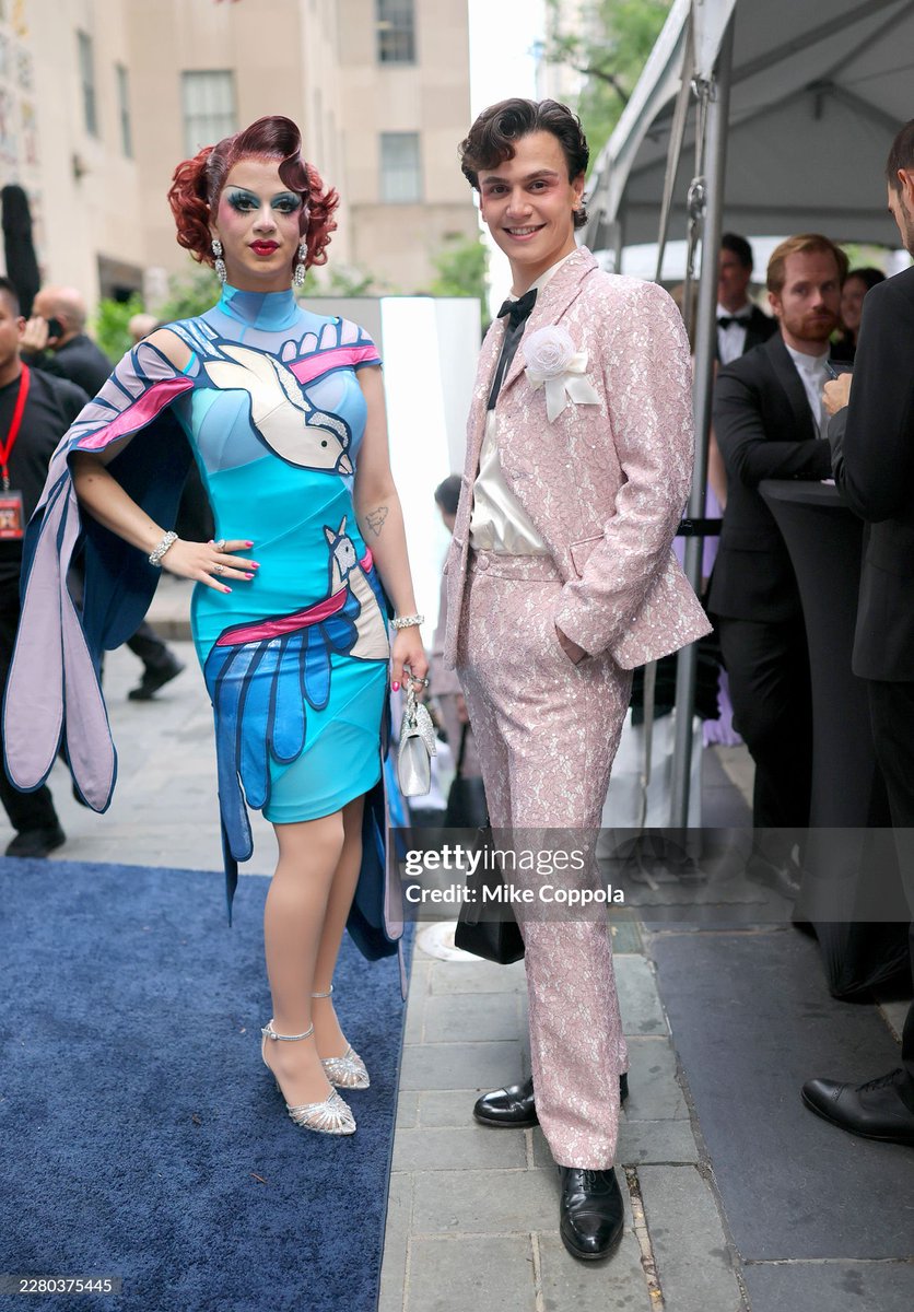 TootCrave's tweet photo. Suzie Toot looks fabulous alongside Marcia Marcia Marcia at the 2026 Tony Awards. https://t.co/57VxXwPBLk