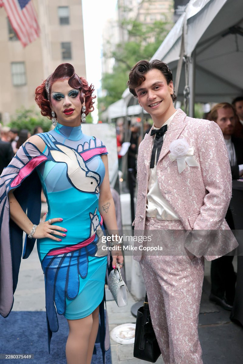 TootCrave's tweet photo. Suzie Toot looks fabulous alongside Marcia Marcia Marcia at the 2026 Tony Awards. https://t.co/57VxXwPBLk
