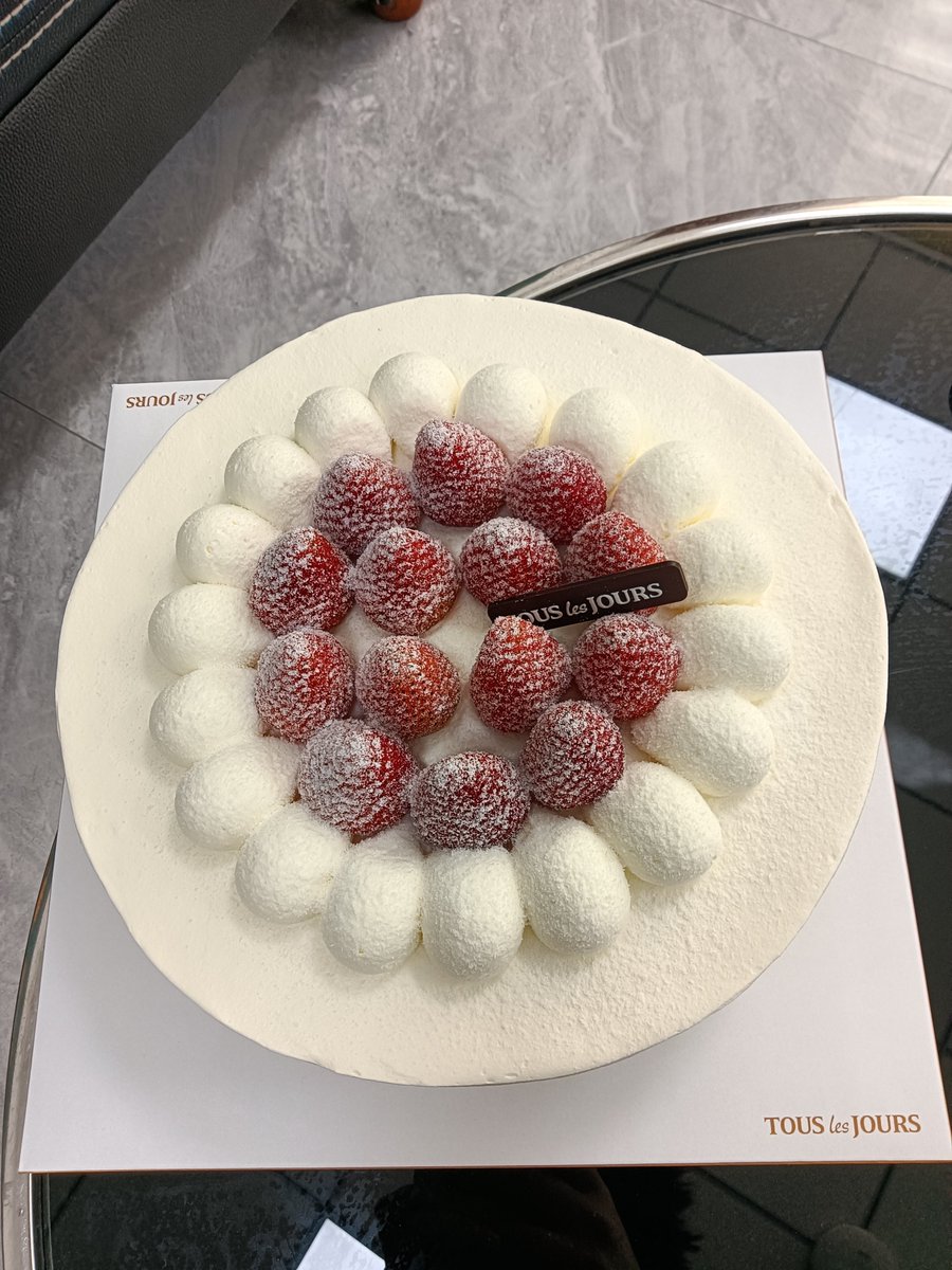 TheCodFather199's tweet photo. 在家做了海盐奶油磅蛋糕，黄油香混着焦糖海盐的咸甜，刚出炉的酥壳咔哧响，配冰美式简直是周末治愈时刻 https://t.co/wlTpYMZBj3