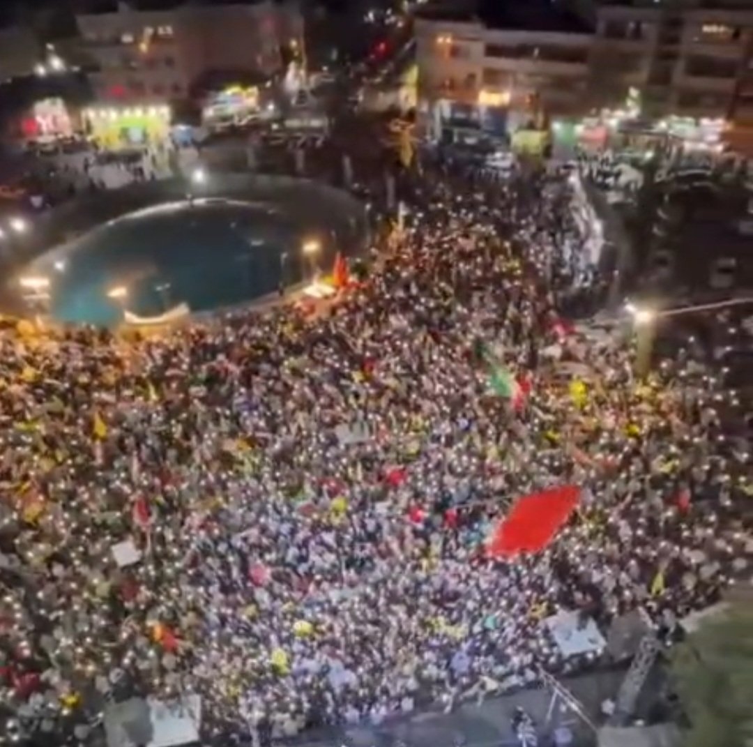YosephHaddad's tweet photo. חייבים לדבר על העולם הערבי ועל תודעה.
אם נחזור ל-6 באוקטובר, בעולם הערבי ראו חולשה ישראלית. ראו איך מדינת ישראל לא מצליחה להתמודד עם מאהל של חיזבאללה על האדמה שלה. איך מדינת ישראל לא מתמודדת עם עפיפוני תבערה והפגנות של עזתים על הגדר. האויבים שלנו ראו חולשה, וזה בין השאר הביא אותנו ל-7 באוקטובר.
באותו יום הם חגגו כי היו בטוחים שהגיע הרגע שישראל נופלת.
אבל אז מה שקרה זה שהגענו ל-8 באוקטובר, עם 130% גיוס מילואים לצבא, ועם עוצמה מתפרצת שהביאה הישגים צבאיים בכל החזיתות, חיסול אחרי חיסול של מחבלים בכירים, מבצע הביפרים, תקיפות בטהרן וברחבי המזרח התיכון. צה"ל חזר להיות צבא מרתיע ועוצמתי וישראל הפכה למעצמה במזרח התיכון בעזרת הלוחמים הגיבורים שלנו.
אבל בחודשים האחרונים אנחנו חוזרים אחורה, בחסות הפסקת האש שנכפתה עלינו בחזיתות השונות והוראות מארה"ב, כשארגוני הטרור בינתיים מתחזקים, וכשבצפון חיזבאללה תוקף את ישראל ואנחנו מאבדים את העצמאות שלנו להגיב ולתקוף חזרה כמו שצריך.
בעולם הערבי יש משמעות לכוח ולכבוד, ואם הכוח שלנו לפעול בחופשיות מנוטרל והכבוד שלנו נרמס אז מזלזלים בנו, ככה אנחנו איבדנו הרתעה, ככה תודעתית האויבים שלנו התחזקו.
והכל מתנקז ללילה הזה. אחרי התקיפה של המשטר האיראני בישראל ועל רקע החגיגות בכיכר המהפכה באיראן (בתמונה) כשבתודעה זה משדר לעולם הערבי ולמזרח התיכון כולו מסר של ניצחון והשפלה כלפי ישראל- אנחנו בצומת מאוד ברור: אם לא נתקוף, אז חזרנו ישירות ל-6 באוקטובר, לחולשה ולרפיסות.
ואם נתקוף- נחזיר את הכבוד, נוכיח שאנחנו לא מורתעים ולא מוכנים לתת להם להכתיב את המציאות במזרח התיכון.
זו בחירה מאוד ברורה. מי שמבין את המנטליות כאן ומי שלמד ממה שעברנו כבר יודע מה צריך לקרות הלילה!