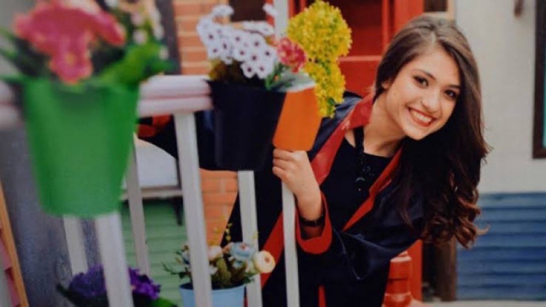 FiiTarih's tweet photo. 8 aylık öğretmenken teröristler Aybüke’mize kıyalı 9 sene oldu.

Acısı hiç dinmedi. 

Hiç unutmadık.

Şehit Öğretmenimiz Şenay Aybüke Yalçın’ı vefatının 9. Yılında rahmet ve minnet ile anıyoruz.

“Vatan seni gelin etmiş, şen ol Aybüke,
Bir şehit verilecekmiş sen ol Aybüke...” https://t.co/U7aE44snuw