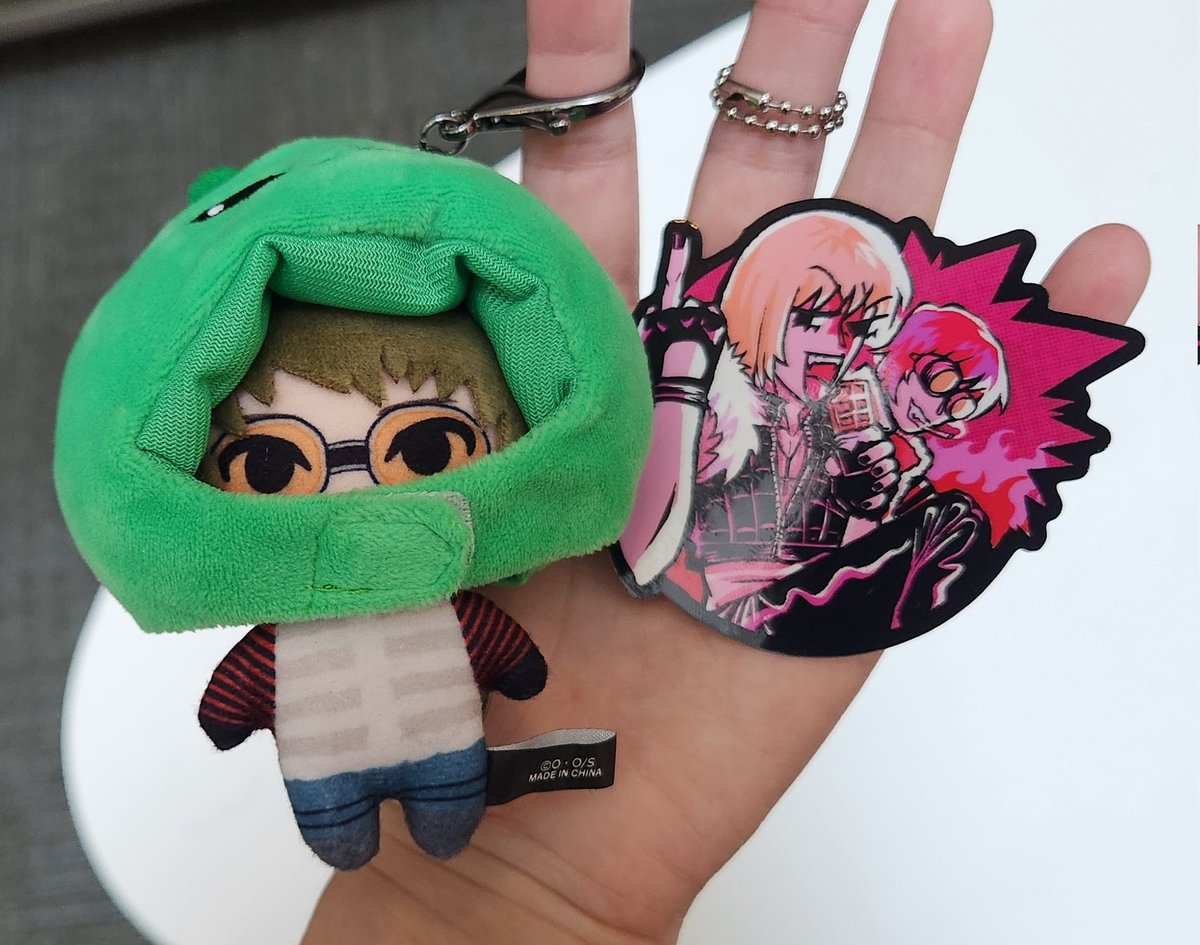 jeevasguy's tweet photo. I WAS SHOWING MY ITA BAG TO THE ARTIST I GOT ALL MY KEYCHAINS FROM AND THEY GAVE ME THEIR M2M STICKERRRRR 😭💙💙💙💙💙💙 https://t.co/ufY8Zf8hMm