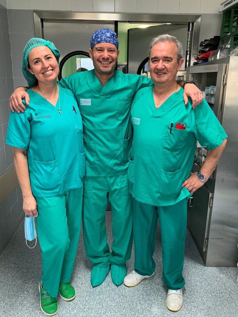 drmarcoscepeda's tweet photo. 🤖Nefrectomía parcial robótica retroperitoneoscópica con mi amigo @galan_llopis
🫂Un placer acompañarte! Enhorabuena por el éxito y muchas gracias por la hospitalidad. Es genial poder compartir tu profesión con amigos!
#RoboticSurgery #PartialNephrectomy #RetroperitonealApproach https://t.co/EkiaimUXOS