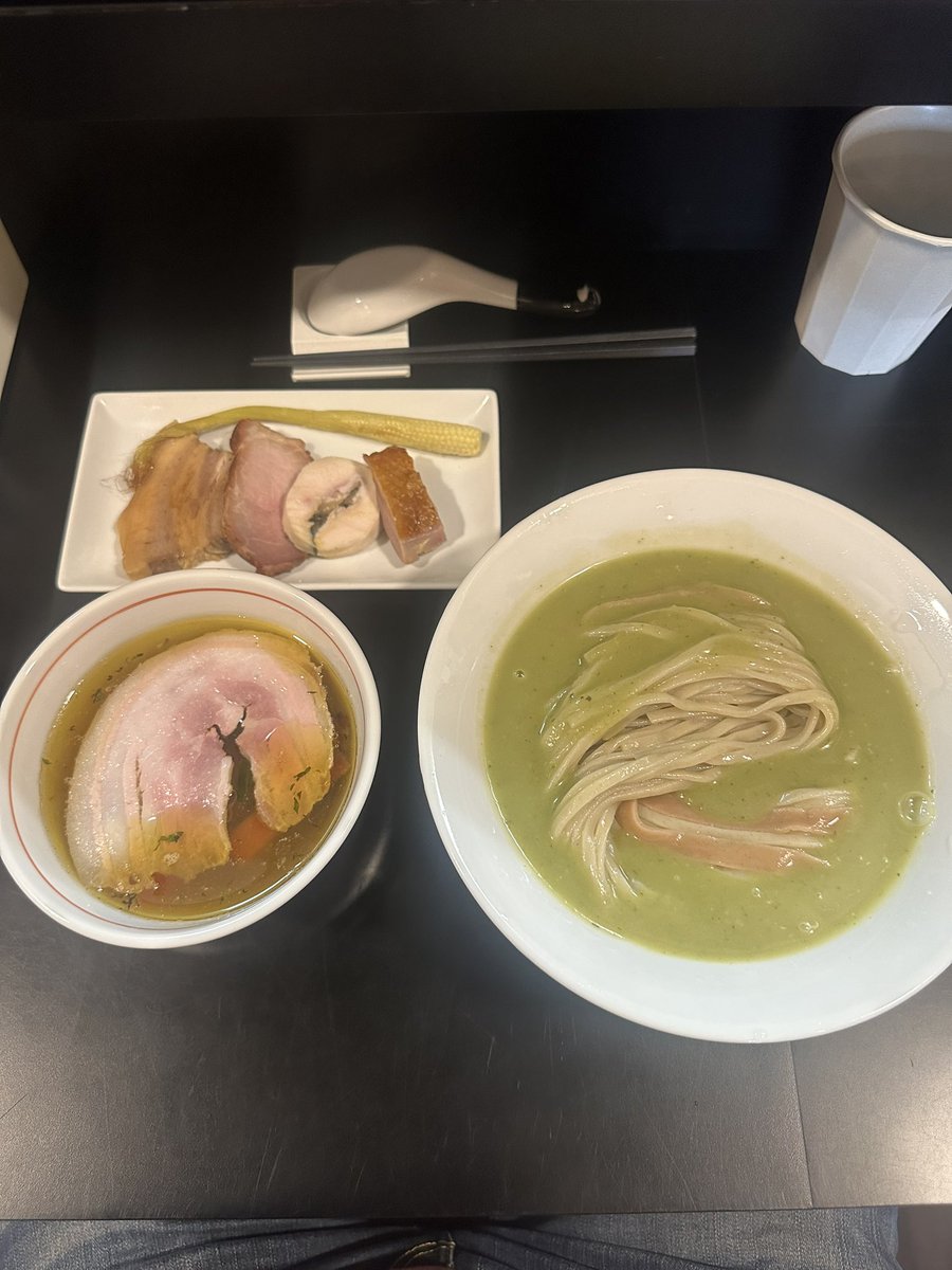 senjusan's tweet photo. らぁ麺飛鶏
地鶏と枯鯖とアボカドのつけそば
大盛鶏増し豚増し
久しぶりに？尺王様と飛鶏さんで鶏活🐔🐔🐔💨
入店すると実に興味深い限定ボタンがあるじゃあーりませんか😎
着丼すると想像以上のインパクトに驚愕し目がこんなん😳笑
しとやかで洗練された優雅な佇まいの麺側の器はグリーンの出汁がたっぷりと張られてるな🤭
バターのような舌触りにナッツの風味を纏ったアボカドと上品でまろやかな枯鯖が絶妙に調和した出汁が堪らない風味を醸し出す🤤
白い細めの平打ち麺と茶色い幅広の平打ち麺の異なる風味と食感が織りなすコントラストに舌も小躍りしてるわ🤣
地鶏の旨みが凝縮したスープは白醤油の塩梅が抜群✨
スープの中には多種多様のお肉の香ばしい脂が滴りシャキシャキめんまのアクセントにほんのり甘いズッキーニや色鮮やかなミニトマトの爽やかな清涼感とまるで食べる宝石箱のようで味覚はもちろん視覚や嗅覚をも刺激する☺️
いや〜美味いホント〜に美味しいよな😋
両サイドのRさんと尺王様の唸り声がそれを物語ってたね😏笑
増したチャーシューも手間暇かけ調理されてるのが垣間見えこの日も神豚はどこまで行っても神豚だったわ🐷
締めはこの日ももちろん残ったアボカド出汁をスープに投入し温め直してもらっての和出汁割り&ミニらーめん😙
毎回思うことだが残った出汁を全て投入し合わさった時にスープが昇華し味のギアが更に一段アップするのは間違いないな😚
オペレーション大変そうだし2オペなので申し訳ない気持ちもかなりあるんだがこれをしないと帰れま10なので🫣笑
出汁割りも客の好みに合わせて変えてくれてるのもわかってるし細部まで拘った心遣いに感謝🙏
二種類の麺アボカドと枯鯖出汁地鶏スープは当然だけどチャーシューや具材のひとつひとつまでどれもが主役として己の存在意義を示してるように感じるな😌
単純に合理的に組み立ててるというだけでは説明できないほど素材の特性を理解した上で逆算し長谷川さんのロジックにより導き出された独創的にして人知を超えた逸杯はやっぱり今日も控えめに言って宇宙一でした😂