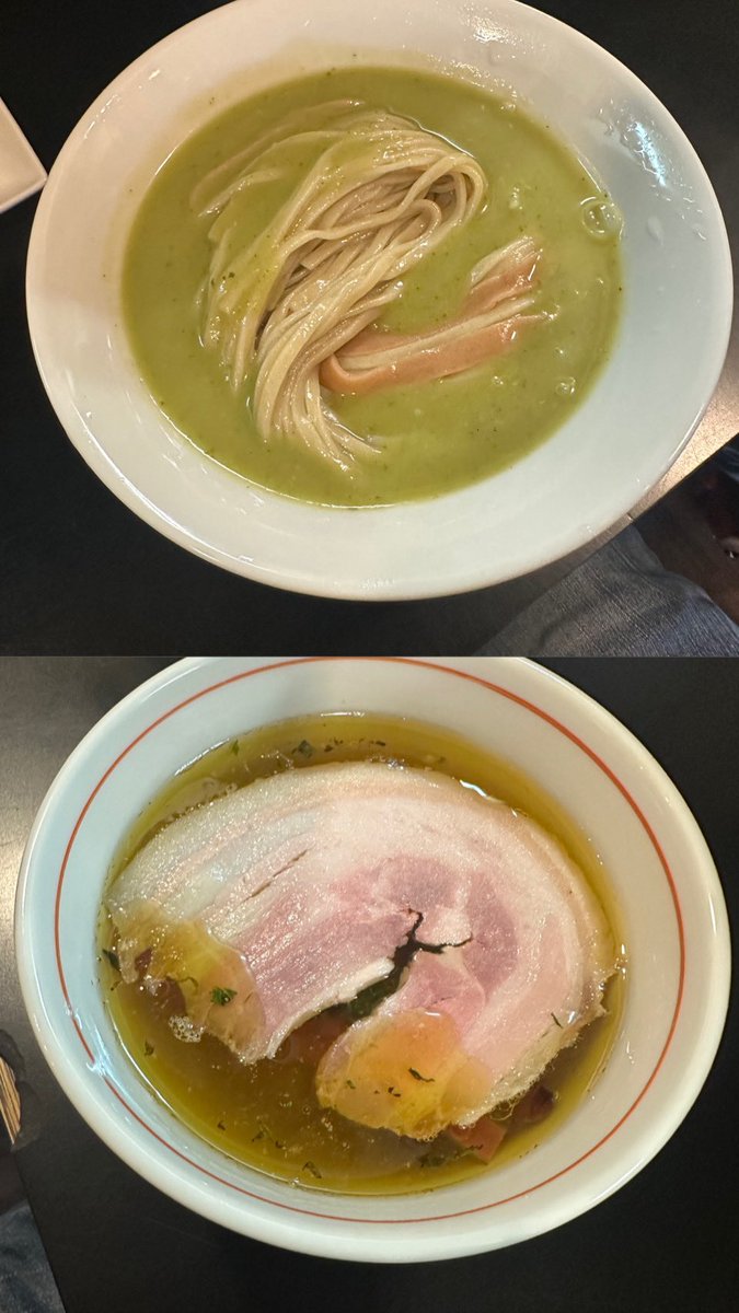 senjusan's tweet photo. らぁ麺飛鶏
地鶏と枯鯖とアボカドのつけそば
大盛鶏増し豚増し
久しぶりに？尺王様と飛鶏さんで鶏活🐔🐔🐔💨
入店すると実に興味深い限定ボタンがあるじゃあーりませんか😎
着丼すると想像以上のインパクトに驚愕し目がこんなん😳笑
しとやかで洗練された優雅な佇まいの麺側の器はグリーンの出汁がたっぷりと張られてるな🤭
バターのような舌触りにナッツの風味を纏ったアボカドと上品でまろやかな枯鯖が絶妙に調和した出汁が堪らない風味を醸し出す🤤
白い細めの平打ち麺と茶色い幅広の平打ち麺の異なる風味と食感が織りなすコントラストに舌も小躍りしてるわ🤣
地鶏の旨みが凝縮したスープは白醤油の塩梅が抜群✨
スープの中には多種多様のお肉の香ばしい脂が滴りシャキシャキめんまのアクセントにほんのり甘いズッキーニや色鮮やかなミニトマトの爽やかな清涼感とまるで食べる宝石箱のようで味覚はもちろん視覚や嗅覚をも刺激する☺️
いや〜美味いホント〜に美味しいよな😋
両サイドのRさんと尺王様の唸り声がそれを物語ってたね😏笑
増したチャーシューも手間暇かけ調理されてるのが垣間見えこの日も神豚はどこまで行っても神豚だったわ🐷
締めはこの日ももちろん残ったアボカド出汁をスープに投入し温め直してもらっての和出汁割り&ミニらーめん😙
毎回思うことだが残った出汁を全て投入し合わさった時にスープが昇華し味のギアが更に一段アップするのは間違いないな😚
オペレーション大変そうだし2オペなので申し訳ない気持ちもかなりあるんだがこれをしないと帰れま10なので🫣笑
出汁割りも客の好みに合わせて変えてくれてるのもわかってるし細部まで拘った心遣いに感謝🙏
二種類の麺アボカドと枯鯖出汁地鶏スープは当然だけどチャーシューや具材のひとつひとつまでどれもが主役として己の存在意義を示してるように感じるな😌
単純に合理的に組み立ててるというだけでは説明できないほど素材の特性を理解した上で逆算し長谷川さんのロジックにより導き出された独創的にして人知を超えた逸杯はやっぱり今日も控えめに言って宇宙一でした😂