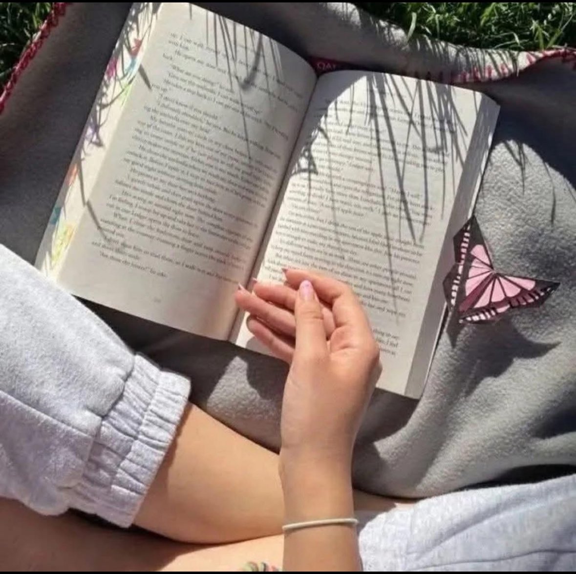 amorenloslibros's tweet photo. 🤩 Recomendar libros a mis amigos es mi idioma de amor. 📕 https://t.co/tKNpDjswuQ