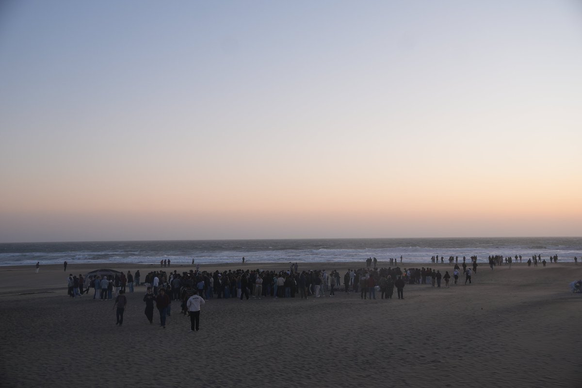 jeev1k's tweet photo. got a ton of sf bay area interns together for a sunset bonfire yday at ocean beach https://t.co/iVb6N4uowN