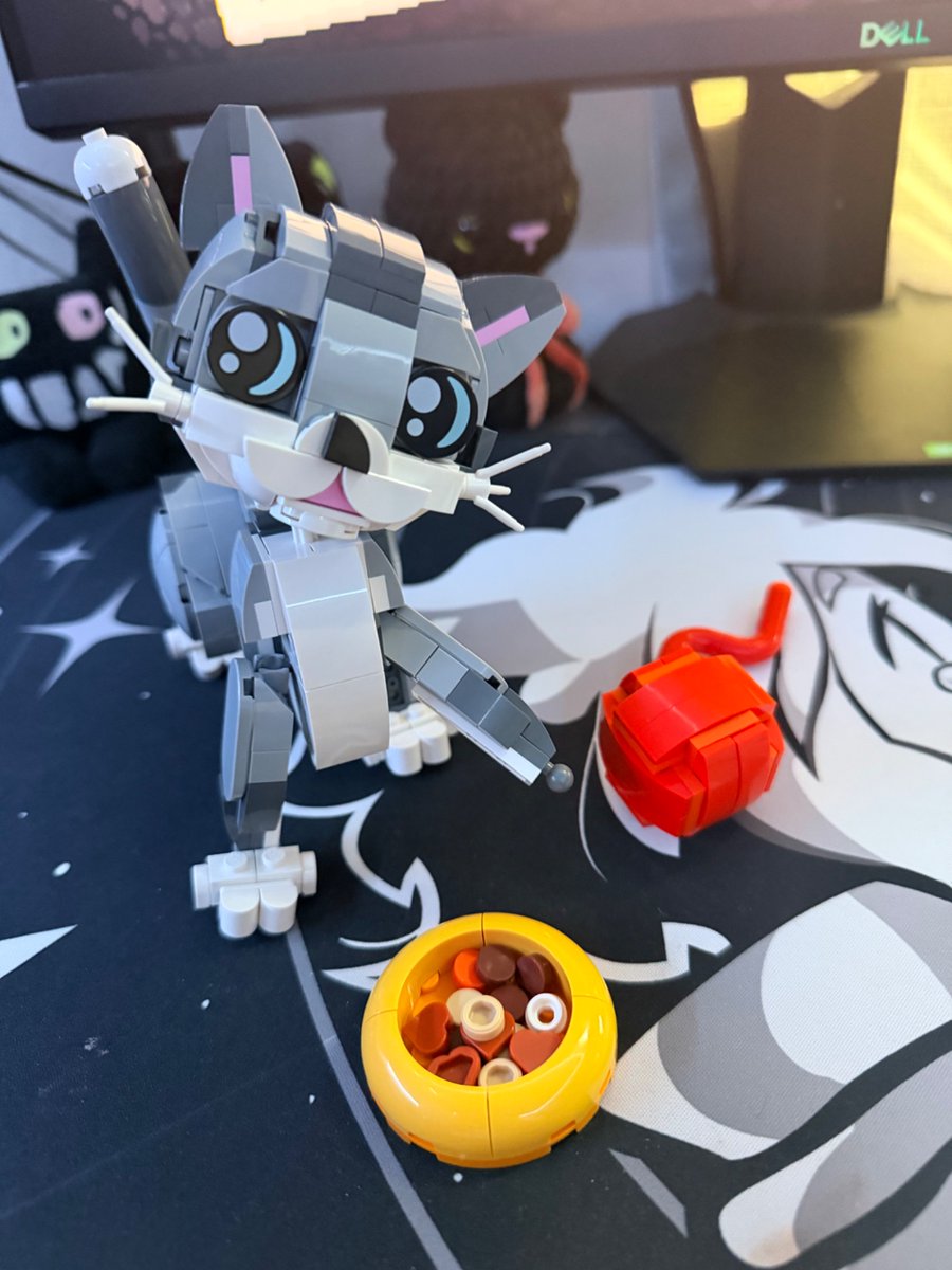 seamholder's tweet photo. finished a lil lego cat set my parents grabbed me..! i haven’t done these in awhile but this one is very cute. missing a foot because i dropped it somewhere https://t.co/SyuWexfgmk