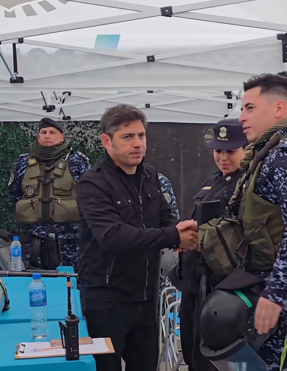 DeudaStream's tweet photo. ⚫🏛️ KICILLOF AL FRENTE DEL OPERATIVO POR EL INDIO MIENTRAS NACIÓN Y CABA MIRAN DESDE AFUERA

El gobernador Axel Kicillof supervisó el operativo para la despedida de Indio Solari y coordinó las tareas de seguridad y logística para recibir a miles de personas. https://t.co/Ru58HCv1XI