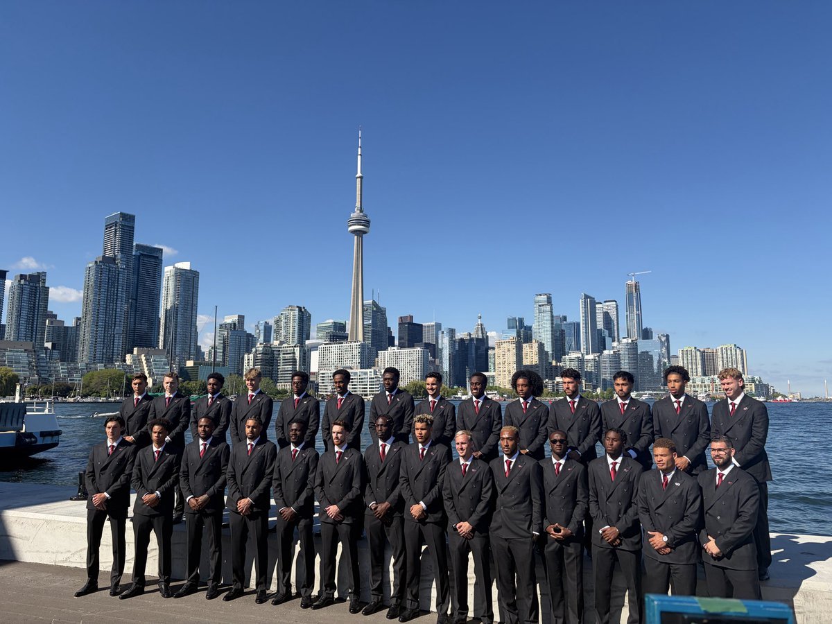 BenSteiner00's tweet photo. The #CanMNT looking sharp as they arrive in Toronto for the World Cup opener. 

Bosnia and Canada are both in Toronto now and will train in the lead-up to Friday's opening game, which is forecast to be a very hot and possibly rainy afternoon. 

📸Canada Soccer/@TSNScianitti https://t.co/4GQcxARu2n
