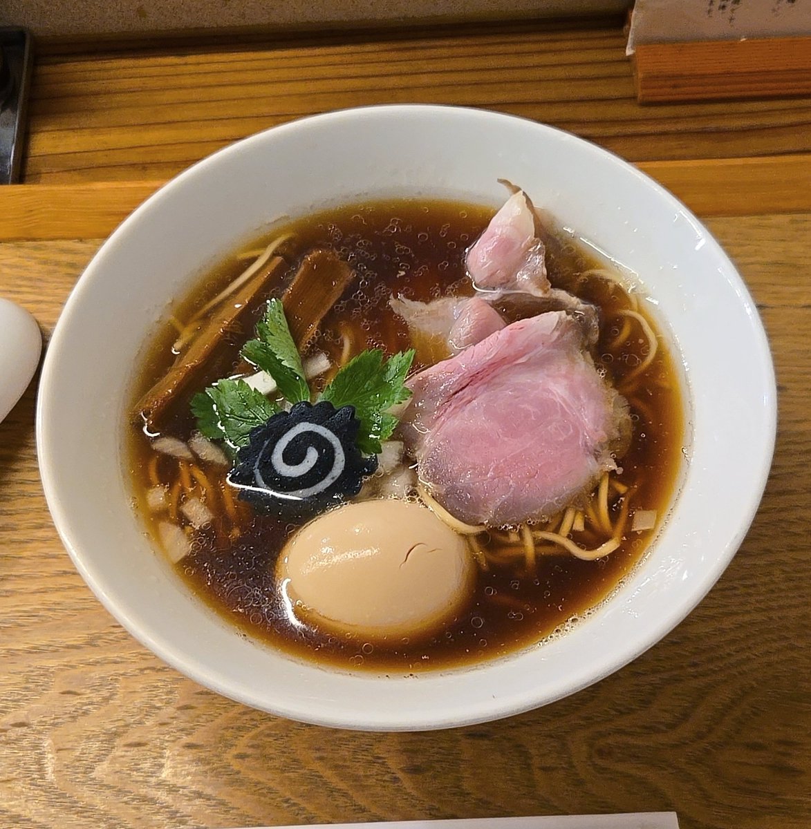 KaizokuoMa's tweet photo. 【銀座らぁ麺 しら石】新橋
炭火焼鯵煮干しそば+味玉
訪麺🍜猛烈🌪️でビショ濡れも欲する清湯soup♫芳醇bitterで仄かな甘味をもたらす鯵煮干…芳ばしさ際立つ抑揚のある味わいと滲む余韻が五臓六腑に浸透する珠玉の逸杯♪めッちゃウマ──ッ!
凛々しいツルパツの中細麺&amp;黒い🍥も美麗🤩
超絶美味‼️🙏💥💯 https://t.co/GeTkRzUuk7