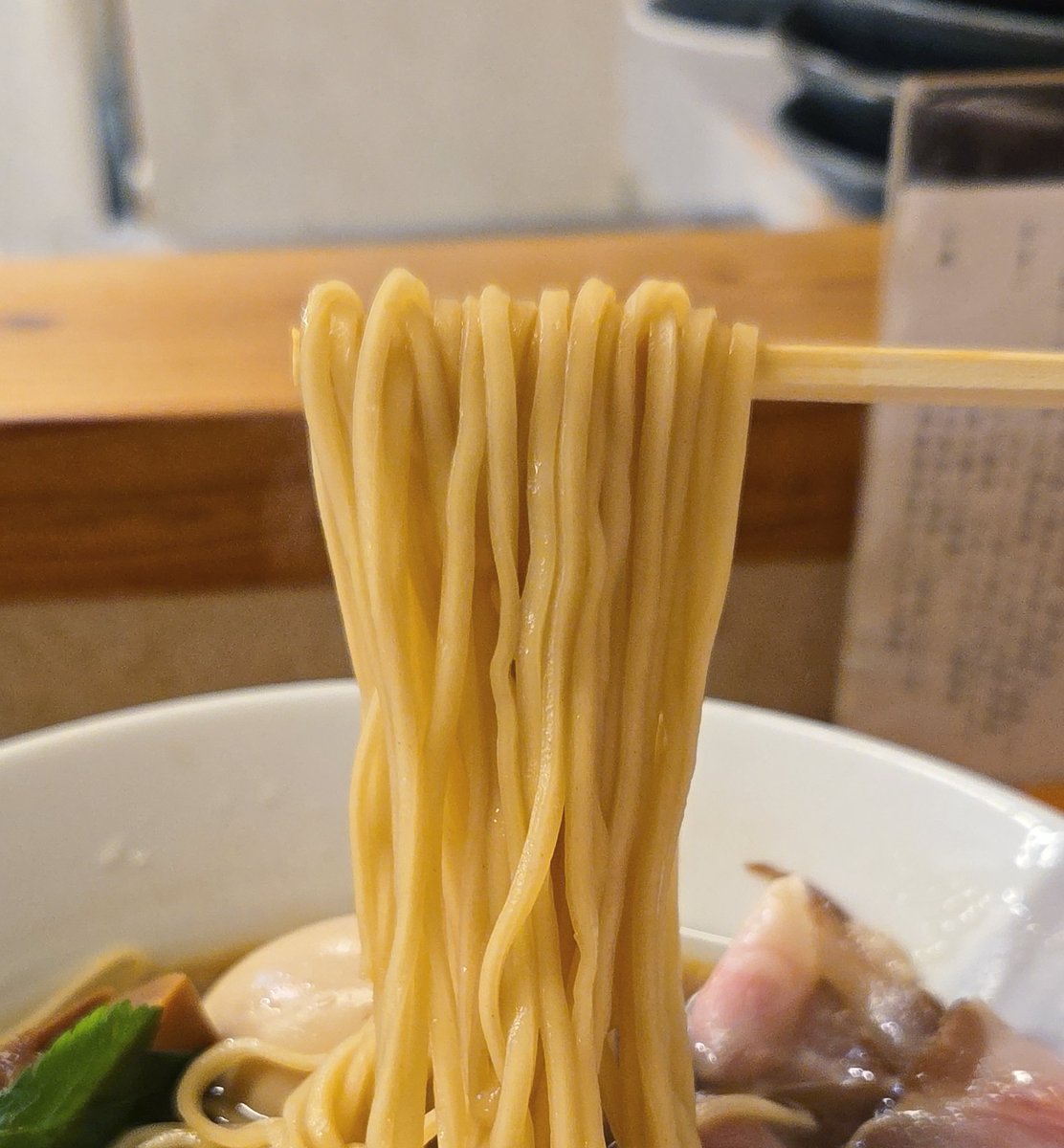 KaizokuoMa's tweet photo. 【銀座らぁ麺 しら石】新橋
炭火焼鯵煮干しそば+味玉
訪麺🍜猛烈🌪️でビショ濡れも欲する清湯soup♫芳醇bitterで仄かな甘味をもたらす鯵煮干…芳ばしさ際立つ抑揚のある味わいと滲む余韻が五臓六腑に浸透する珠玉の逸杯♪めッちゃウマ──ッ!
凛々しいツルパツの中細麺&amp;黒い🍥も美麗🤩
超絶美味‼️🙏💥💯 https://t.co/GeTkRzUuk7