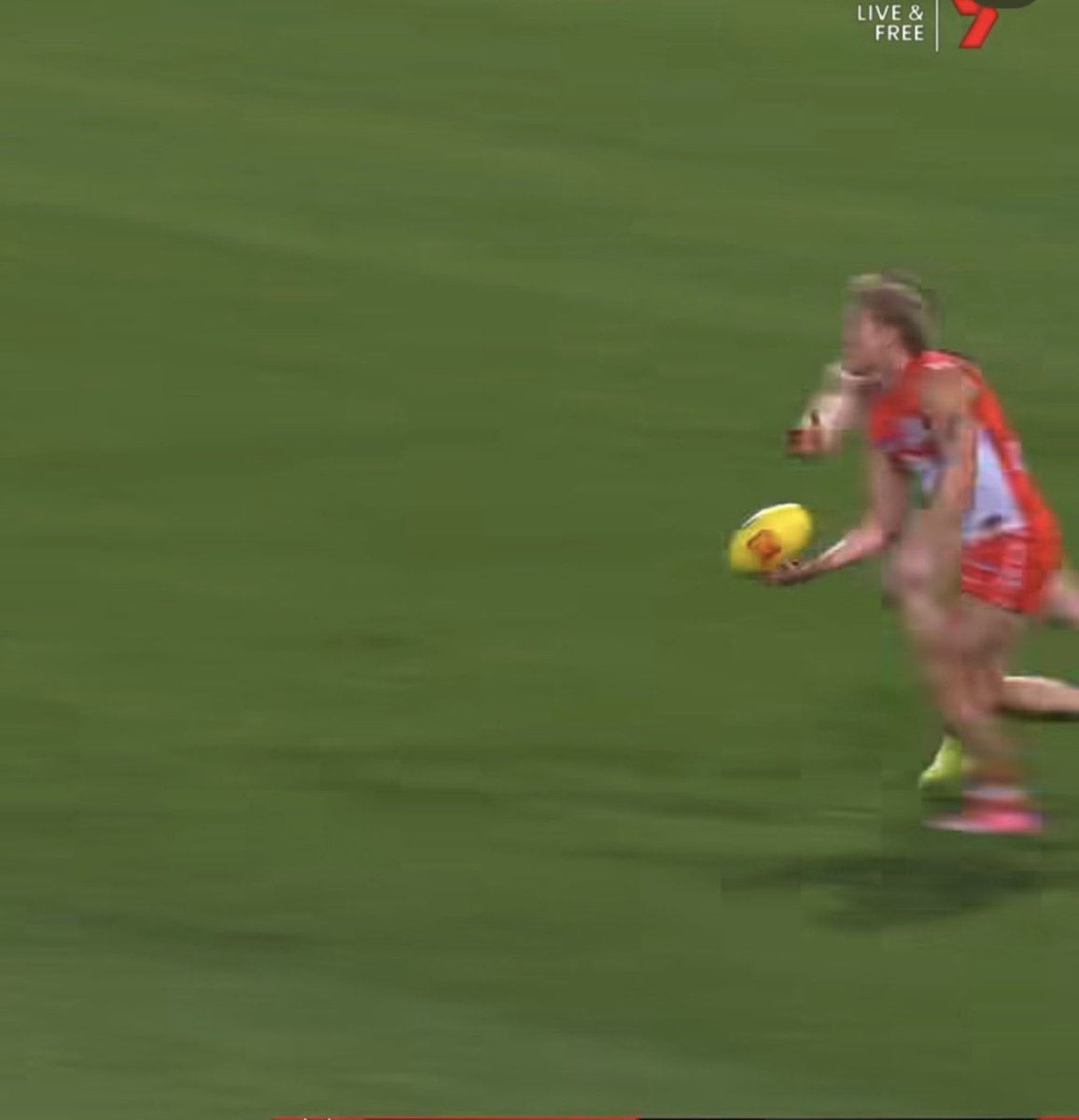 LMcKirdy7's tweet photo. And this is why players beed to be able to handball with both hands. 

Isaac Heeney fakes to handball with his right, sucking in a defender who thinks it’s going to Rowbottom.

He then shifts hands and gives it to Serong, who has a fraction extra space.

Superb.

#AFLSwansSaints https://t.co/zgByW56NYu