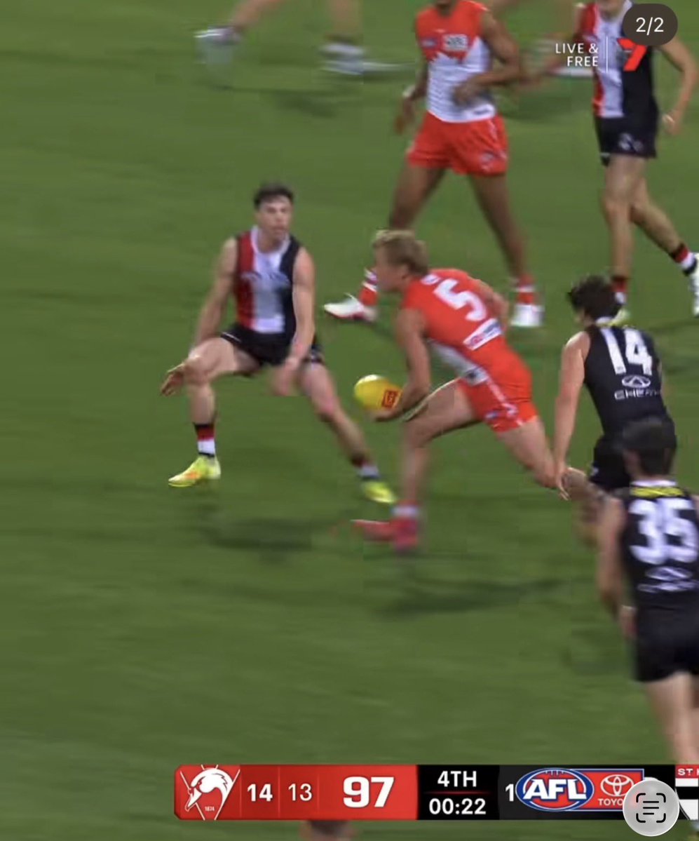 LMcKirdy7's tweet photo. And this is why players beed to be able to handball with both hands. 

Isaac Heeney fakes to handball with his right, sucking in a defender who thinks it’s going to Rowbottom.

He then shifts hands and gives it to Serong, who has a fraction extra space.

Superb.

#AFLSwansSaints https://t.co/zgByW56NYu