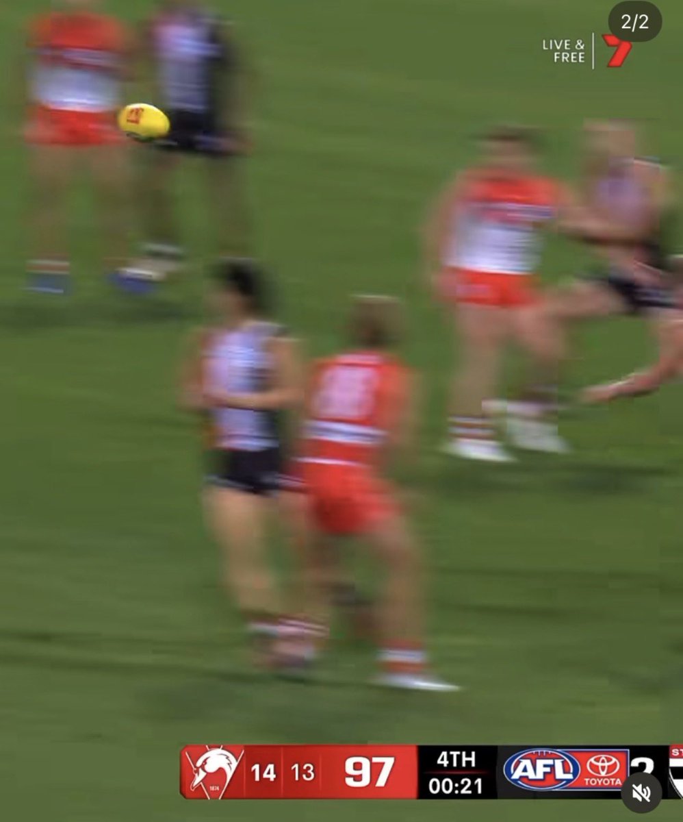 LMcKirdy7's tweet photo. And this is why players beed to be able to handball with both hands. 

Isaac Heeney fakes to handball with his right, sucking in a defender who thinks it’s going to Rowbottom.

He then shifts hands and gives it to Serong, who has a fraction extra space.

Superb.

#AFLSwansSaints https://t.co/zgByW56NYu