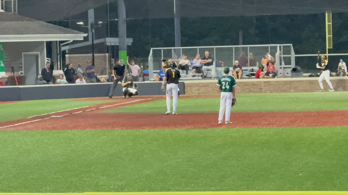 j_moore85's tweet photo. @LoganM10202  
27’ SS/OF
PBT Great Lakes Open 17u
4 Games
12 PA
10 AB
8 QAB
.400 AVG
.500 OBP
1.300 OPS
.800 SLG
4 H
4 RBI
@PrepBaseINScout 
@PrepBaseballIN 
@CanesMidwest @NCSARaymond @SparkplugSports https://t.co/g8ExSFOv7Z