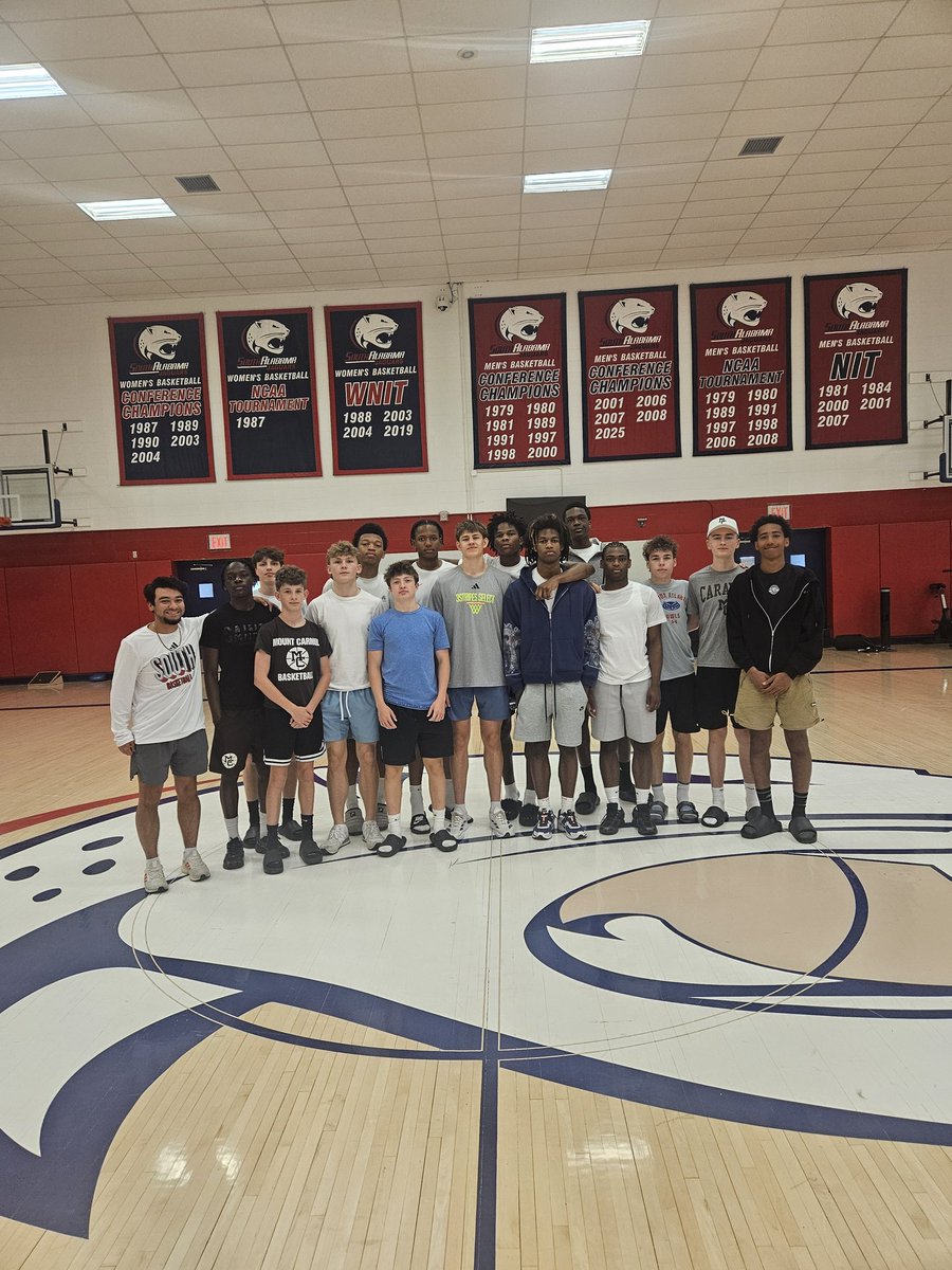 caravanhoops's tweet photo. Hooping in Alabama (5-0) or swimming in Florida... good time had by all. Big week w RB Live Period on the horizon! Let's get back to work! #menfrom6410 https://t.co/bCybaG6z9U