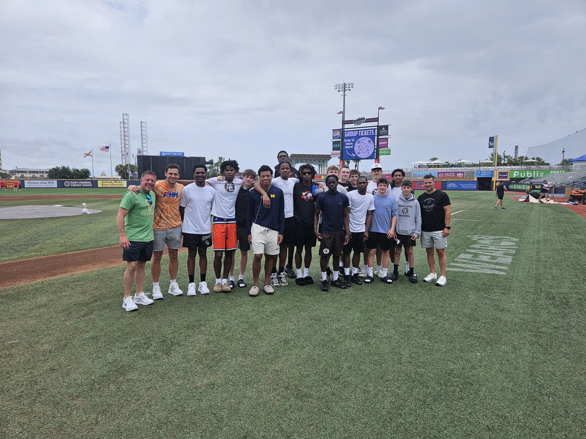 caravanhoops's tweet photo. Hooping in Alabama (5-0) or swimming in Florida... good time had by all. Big week w RB Live Period on the horizon! Let's get back to work! #menfrom6410 https://t.co/bCybaG6z9U