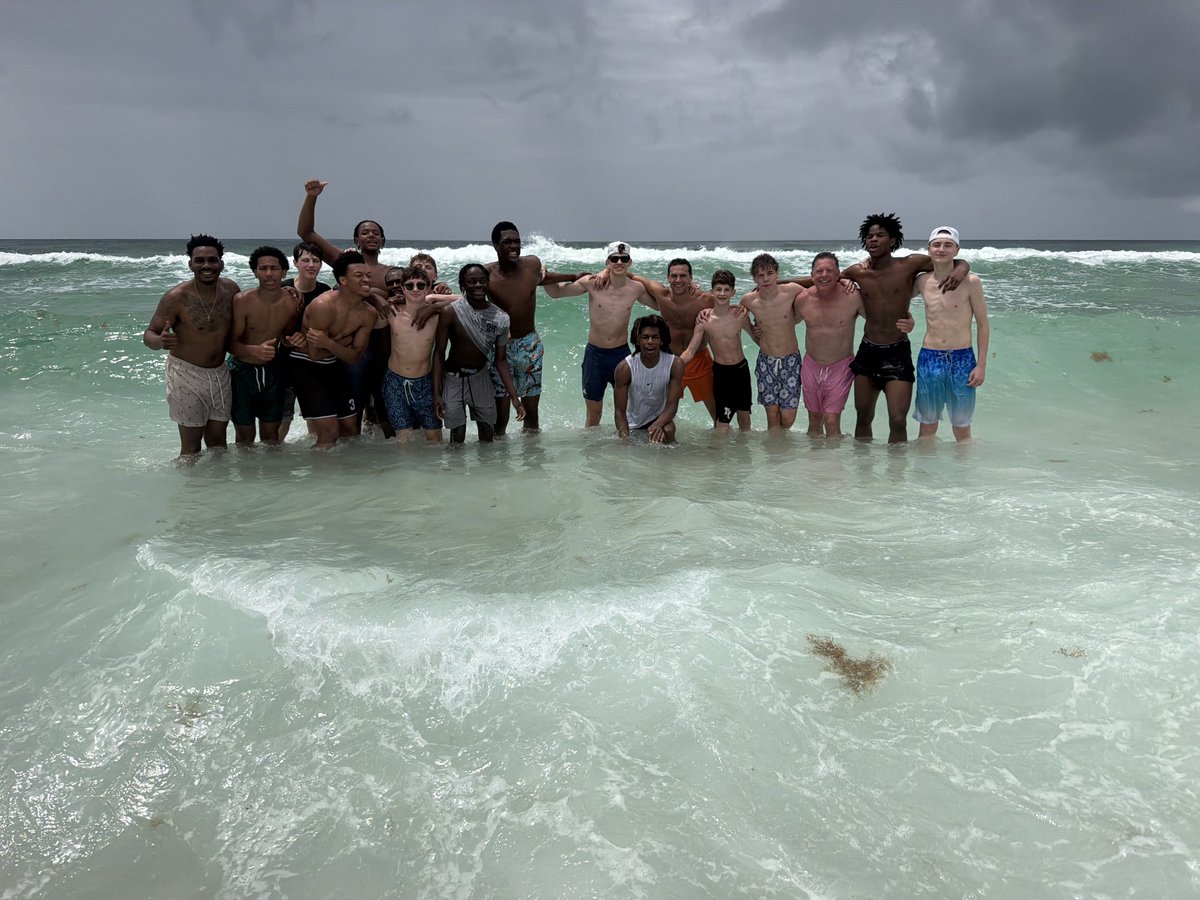 caravanhoops's tweet photo. Hooping in Alabama (5-0) or swimming in Florida... good time had by all. Big week w RB Live Period on the horizon! Let's get back to work! #menfrom6410 https://t.co/bCybaG6z9U