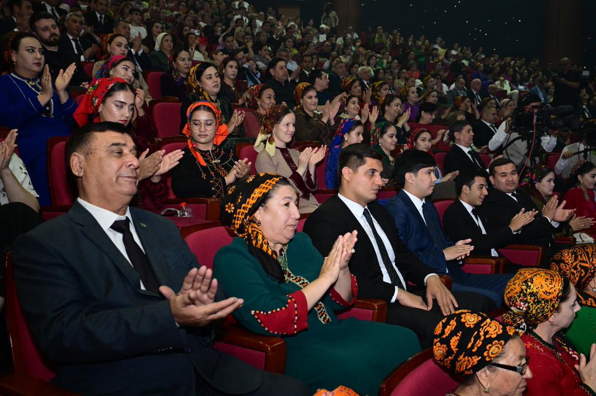 culture_gov_az's tweet photo. Türkmənistanda Azərbaycan Mədəniyyəti Günlərinə Dövlət Rəqs Ansamblının möhtəşəm konserti ilə yekun vurulub.

5-7 iyun tarixlərində Türkmənistanda keçirilən Azərbaycan Mədəniyyəti Günləri Azərbaycan Dövlət Rəqs Ansamblının möhtəşəm konserti başa çatıb.

#MədəniyyətNazirliyi https://t.co/PhnbyYBRwI