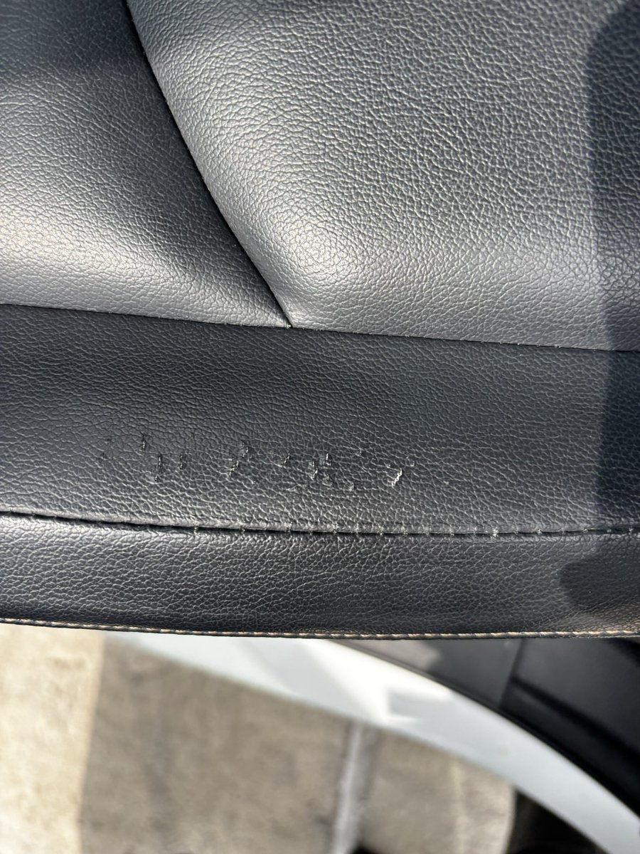 Mariipher's tweet photo. Oye @MitsubishiMex mi camioneta tiene un año y ya se ve así, eso entra en su garantía o es la calidad del material? https://t.co/7BahQnXjx8