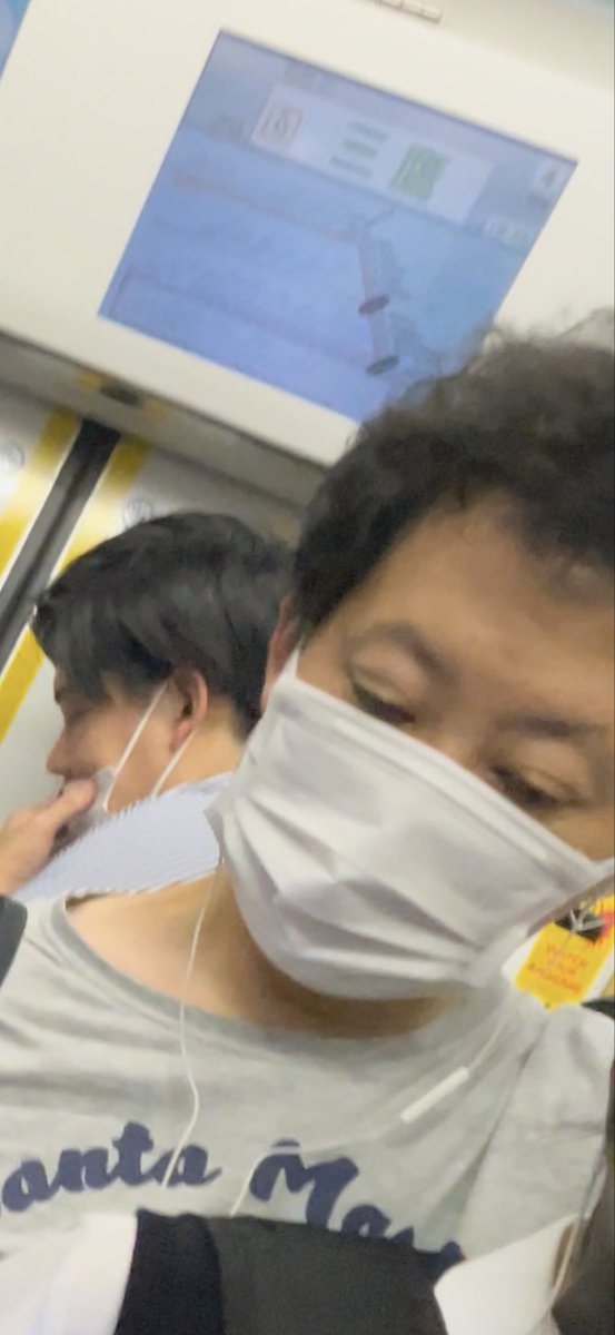 bakusai_hodo's tweet photo. 【衝撃】満員電車でスマホを弄るフリをしてJKの腕を小指でチョンチョンするおじさんが見つかる

不自然な角度と距離感でスマホを操作して女子高生に触ろうとしていた模様。

次から次へと新しい痴漢が出てくるな。
#痴漢 #電車
https://t.co/ZW7qodPM3c