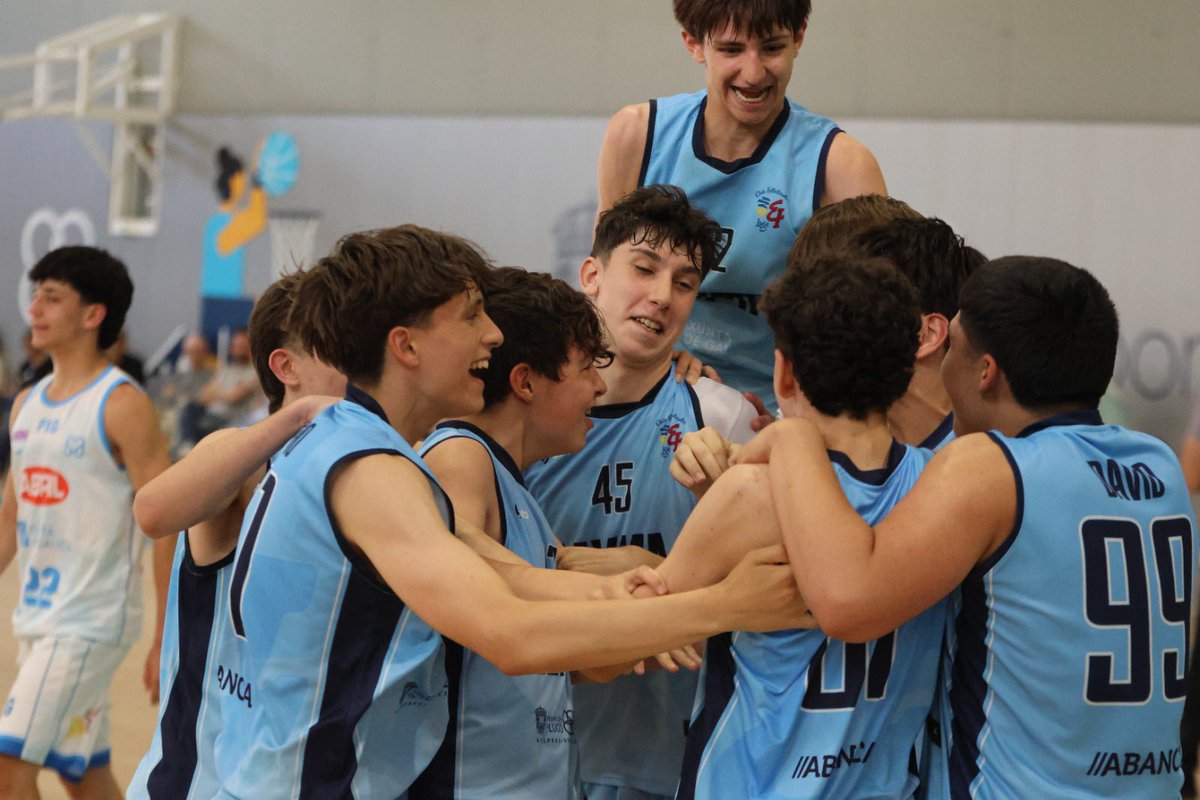 DavidPRasilla's tweet photo. Después de un año complicado, con lesiones importantes, rotación corta, inferioridad física…  estos chicos recuperan la plaza en liga gallega cadete. ¡Se lo merecen! 🩵

Gracias @LiderRedaccion por las fotos 📸😉 https://t.co/ZsGL6ngRar