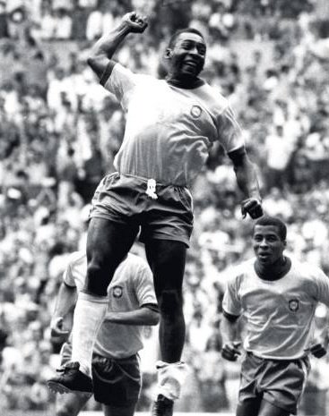 PedroRonchi2's tweet photo. A imagem do Endrick relembra a imagem do Pelé. https://t.co/b4xypsASyb
