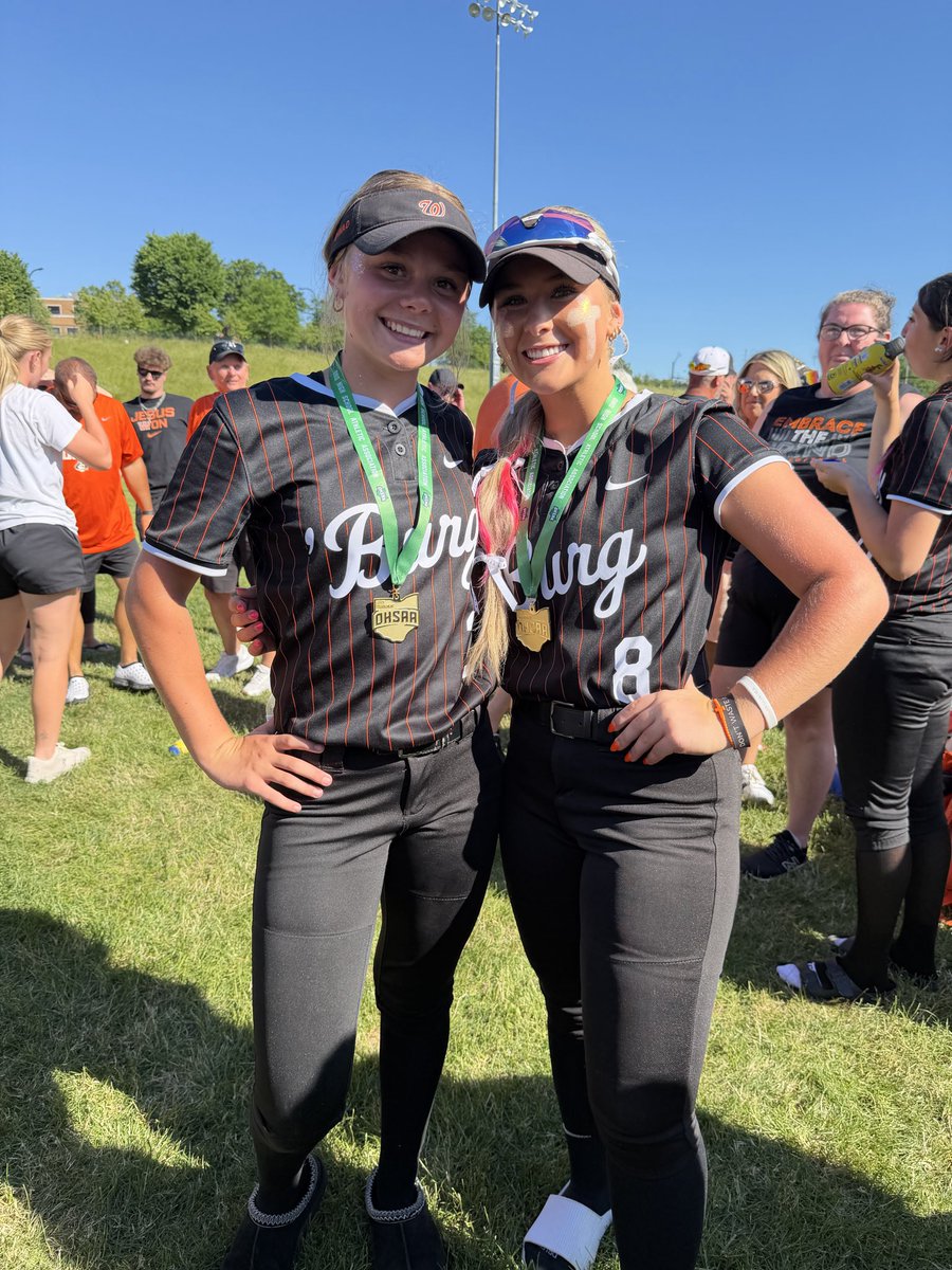 ohiohawks2027's tweet photo. 2x 🏆🏆 State Champs, @mati_jennings (2028 Uncommitted), @makenzie2027 (@UcwvSoftball Commit) and their @Burg_fastpitch get it done again! https://t.co/ANpjGsPFx4