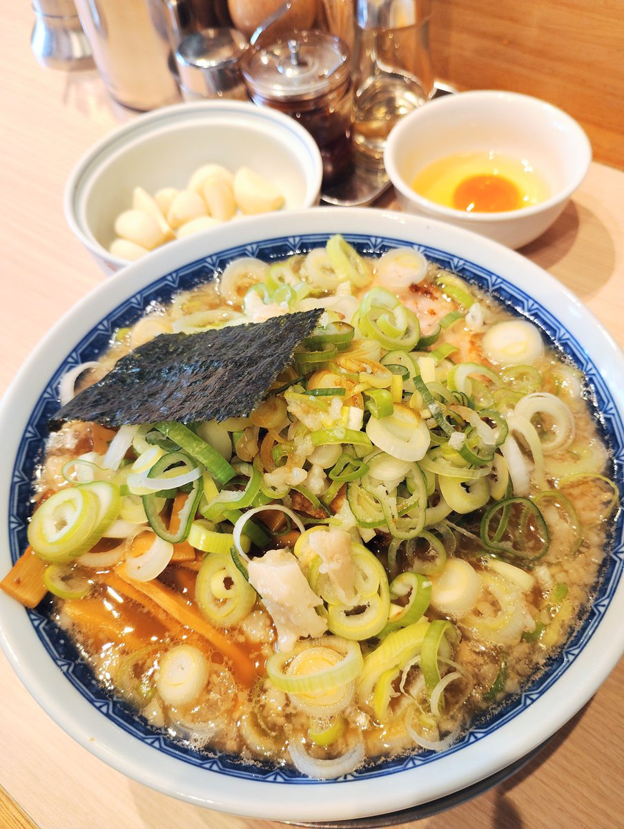 citomaru's tweet photo. 桜上水 船越 🍥 京王線 桜上水駅
🍜【限終】ゲンコツ中華そば(並)＋生🧄＋生卵＋ネギ(並)＋背脂正油和え玉
https://t.co/AeBiOwZ768
過日、新宿帰り、並び薄く接続
ネギを入れてみたい欲望に負けた
【背脂正油和え玉】好いよね
溶き卵つけて、ドボン、またつけて愉しむ
飲み干すと、さらりと骨粉あり😋 https://t.co/5g9eO1VYhq
