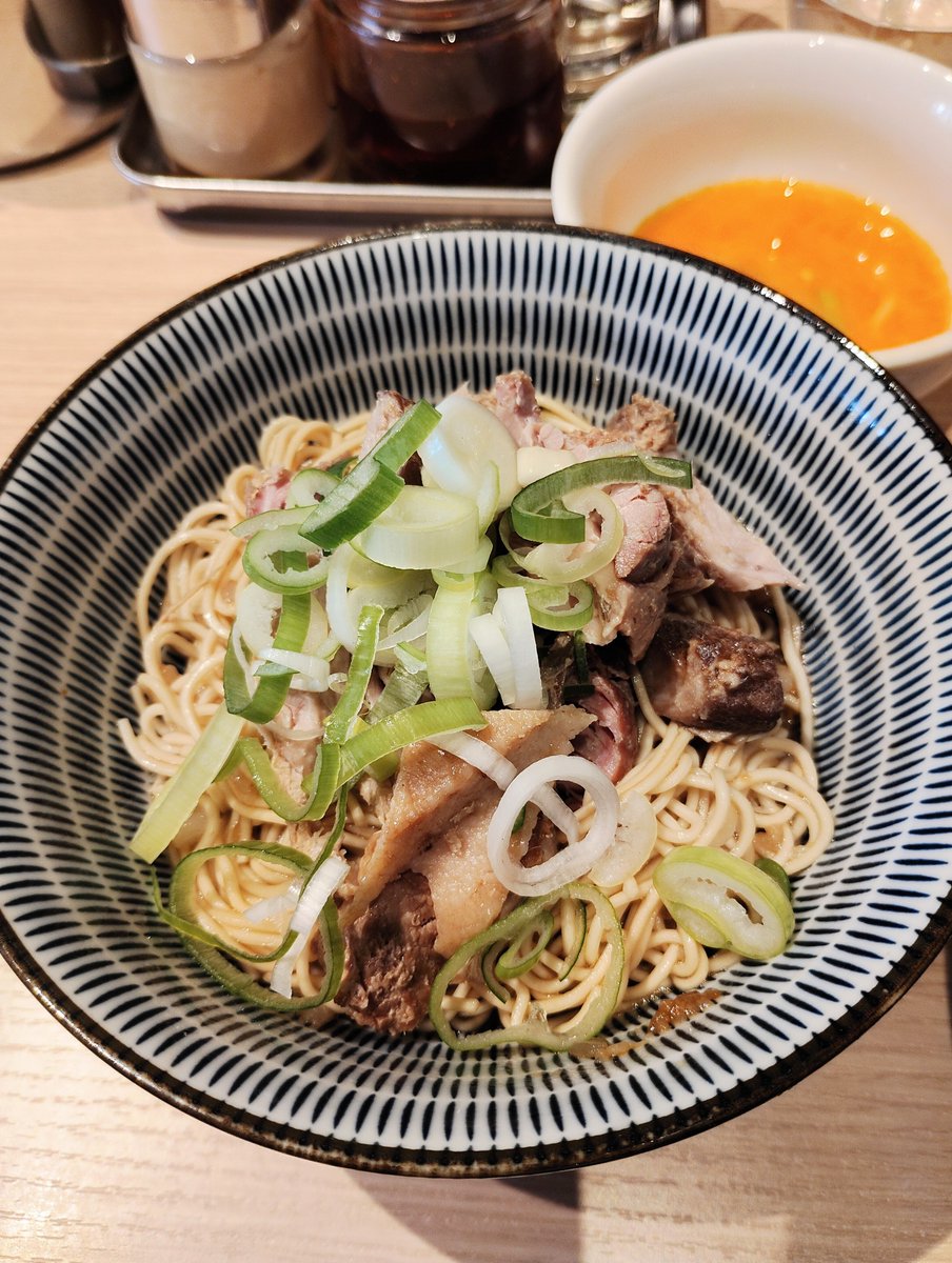 citomaru's tweet photo. 桜上水 船越 🍥 京王線 桜上水駅
🍜【限終】ゲンコツ中華そば(並)＋生🧄＋生卵＋ネギ(並)＋背脂正油和え玉
https://t.co/AeBiOwZ768
過日、新宿帰り、並び薄く接続
ネギを入れてみたい欲望に負けた
【背脂正油和え玉】好いよね
溶き卵つけて、ドボン、またつけて愉しむ
飲み干すと、さらりと骨粉あり😋 https://t.co/5g9eO1VYhq