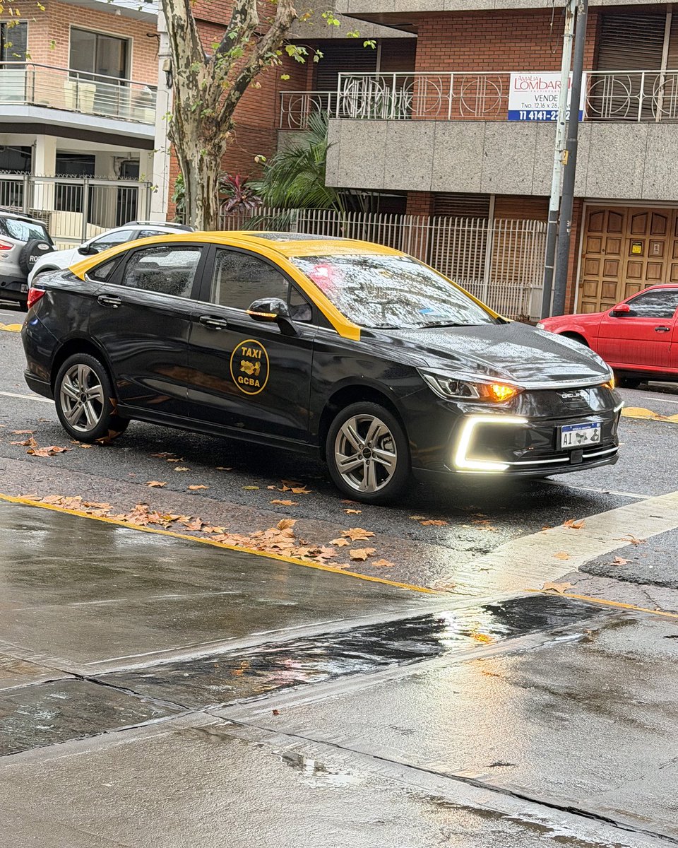 MatiasAntico's tweet photo. TAXI ELÉCTRICO
La semana pasada vi este BAIC EU5 laburando en CABA. Ojo con este auto:
-Sedán de 4,65 metros y baúl de 430 litros.
-Batería de 50 kWh con 400 km de autonomía declarada.
-Motor de 163 CV. 0 a 100 en 8,8 seg.
-Plazas traseras comodísimas
-6 airbags
-Suspensión trasera independiente.
Precio: está publicado entre 23 y 24 mil dólares.