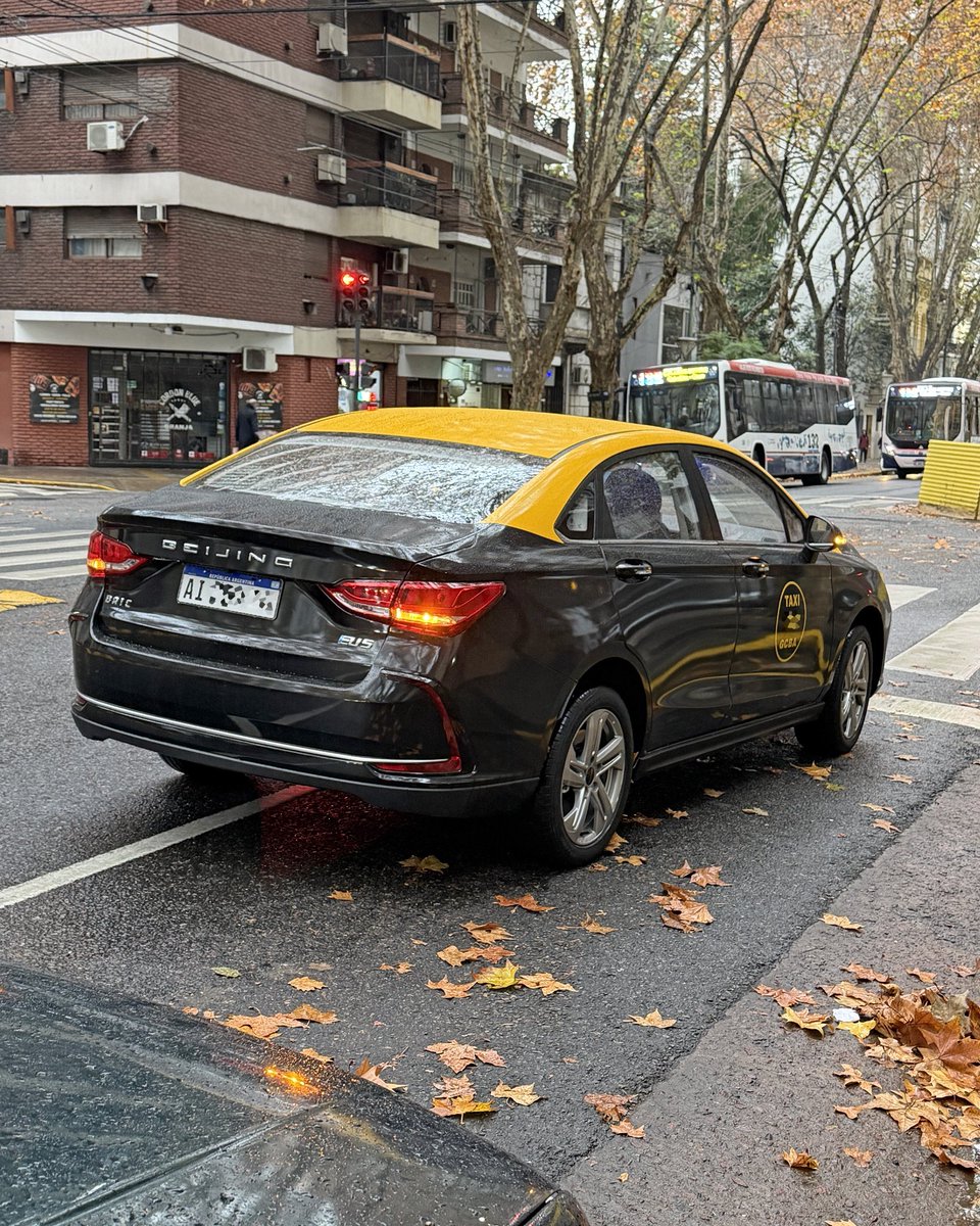 MatiasAntico's tweet photo. TAXI ELÉCTRICO
La semana pasada vi este BAIC EU5 laburando en CABA. Ojo con este auto:
-Sedán de 4,65 metros y baúl de 430 litros.
-Batería de 50 kWh con 400 km de autonomía declarada.
-Motor de 163 CV. 0 a 100 en 8,8 seg.
-Plazas traseras comodísimas
-6 airbags
-Suspensión trasera independiente.
Precio: está publicado entre 23 y 24 mil dólares.