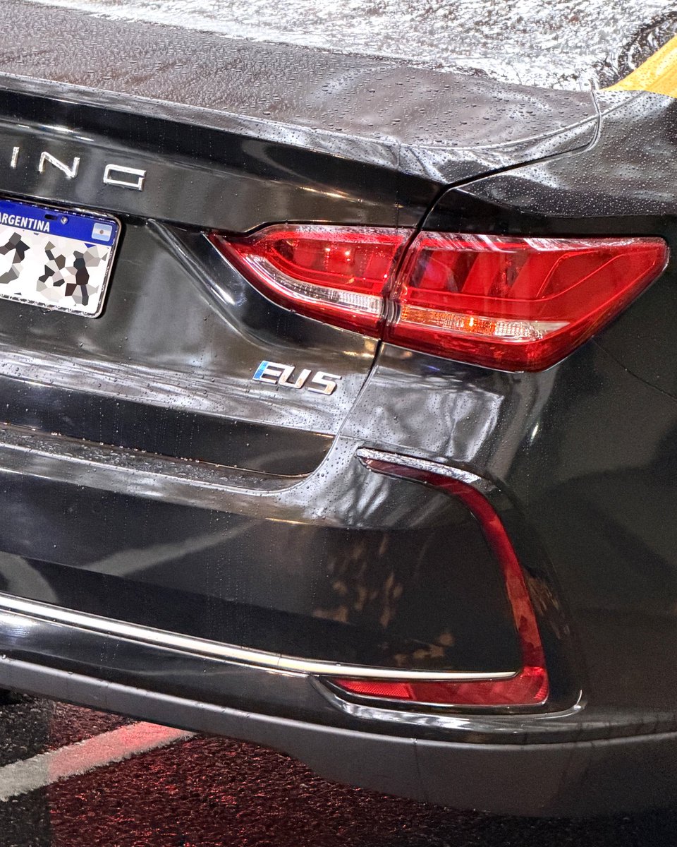 MatiasAntico's tweet photo. TAXI ELÉCTRICO
La semana pasada vi este BAIC EU5 laburando en CABA. Ojo con este auto:
-Sedán de 4,65 metros y baúl de 430 litros.
-Batería de 50 kWh con 400 km de autonomía declarada.
-Motor de 163 CV. 0 a 100 en 8,8 seg.
-Plazas traseras comodísimas
-6 airbags
-Suspensión trasera independiente.
Precio: está publicado entre 23 y 24 mil dólares.