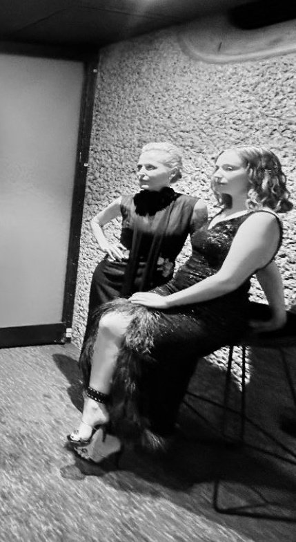 Dani_Auso's tweet photo. Gillian Anderson and Hannah Einbinder by Dima Hohlov 
(Tiny queen) https://t.co/BOY2vC8U6L